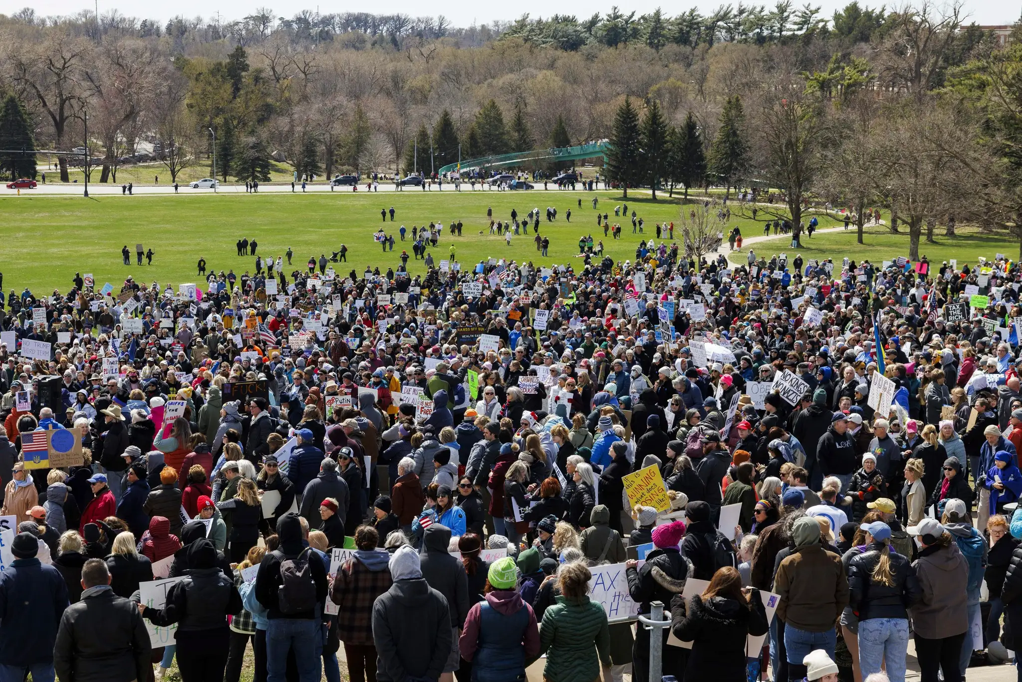 Protestujúci proti Trumpovi.