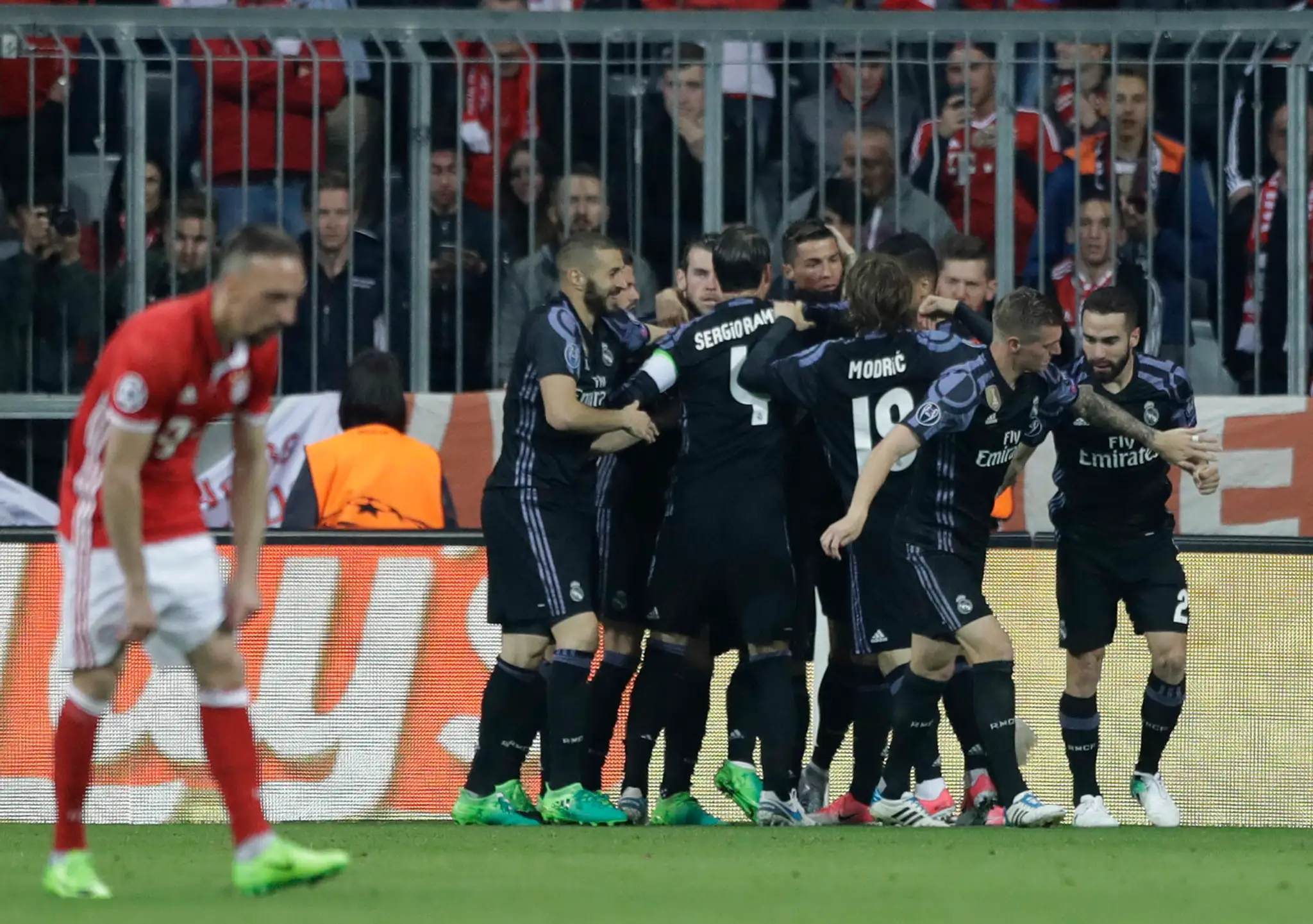 Hlúčik hráčov Realu po góle Cristiana Ronalda vo štvrťfinále LM proti Bayernu.
