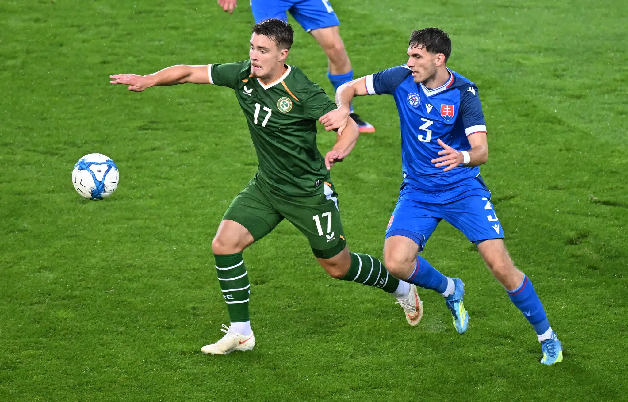 Na snímke sprava hráč Slovenska Filip Mielke a hráč Írska Thomas Lonergan.