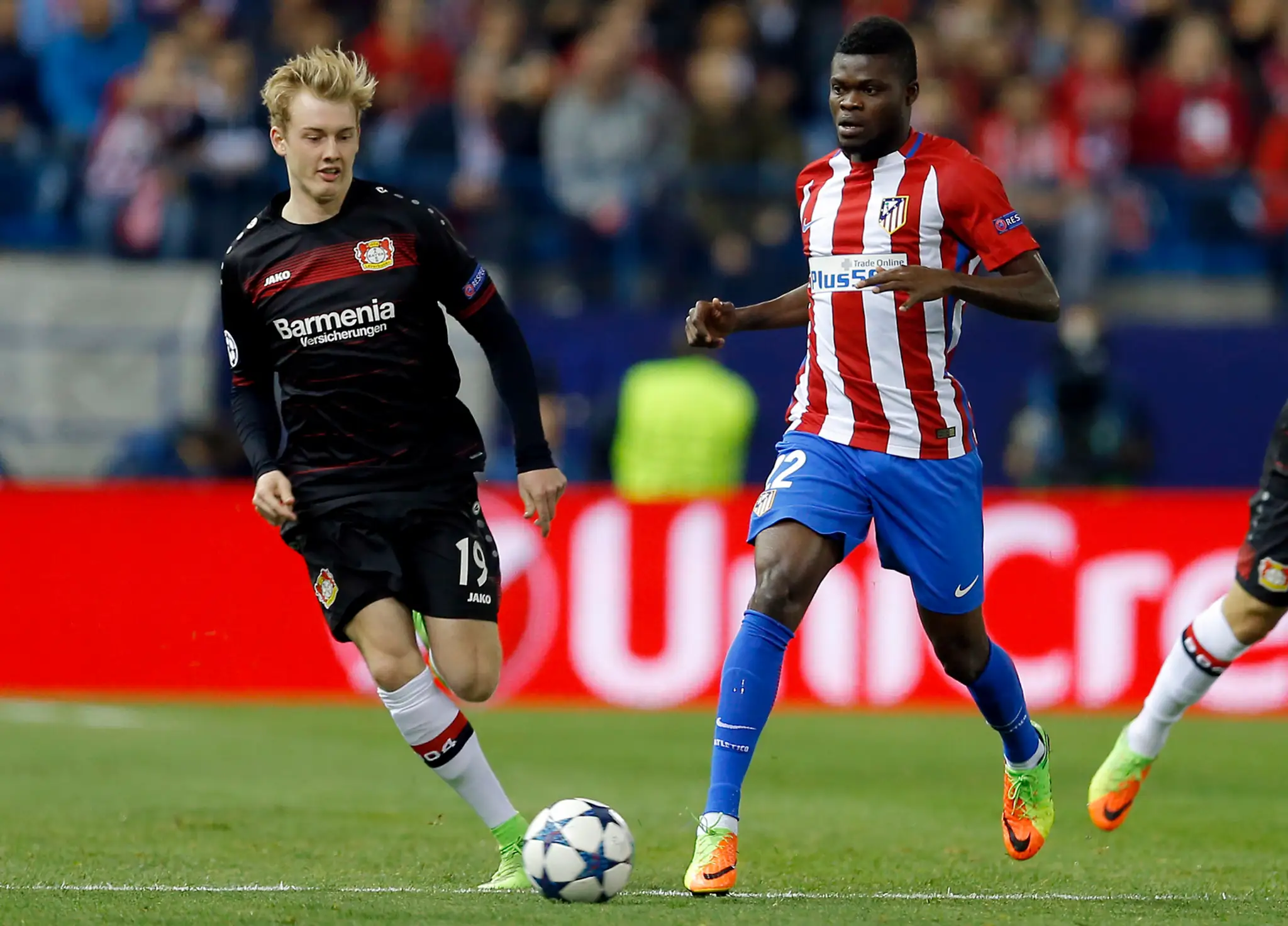 Julian Brandt (vľavo) z Leverkusenu naháňa loptu pred Augustom Fernándezom z Atlética v odvete osemfinále LM.