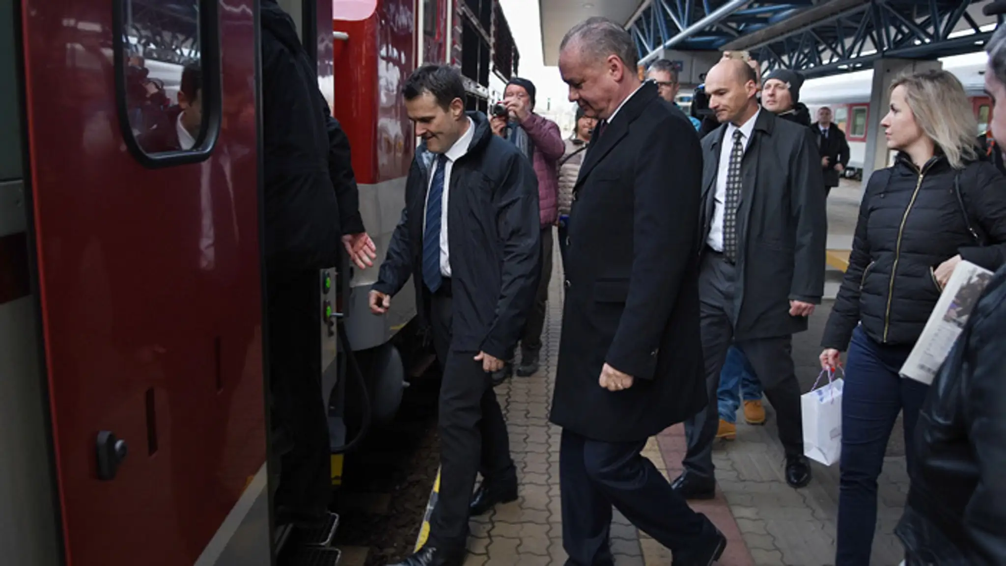 Andrej Kiska nastupuje do IC vlaku na stanici Poprad-Tatry.