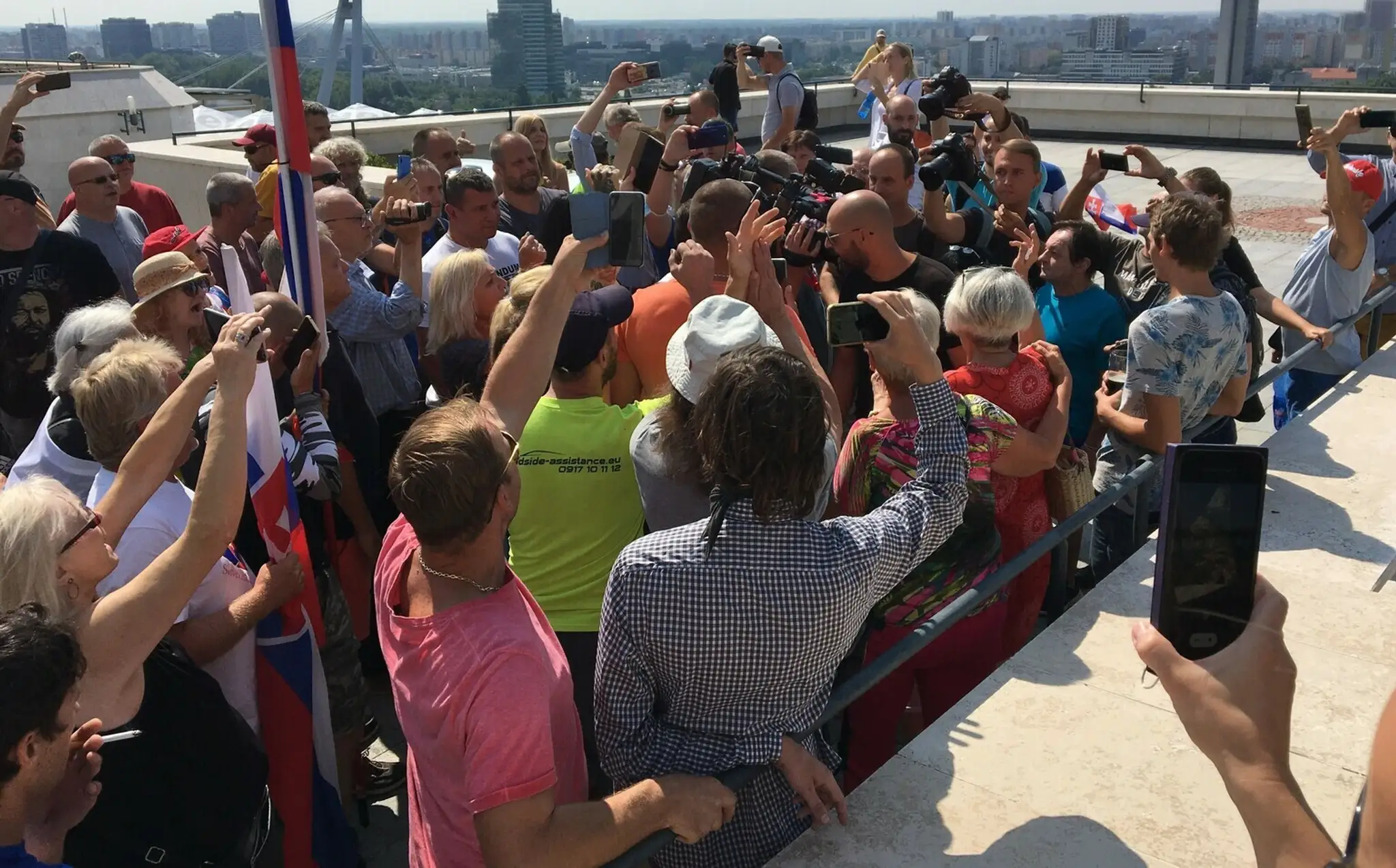 Demonštranti obkolesili štáb TV Markíza, nadávali im a oblievali vodou.
