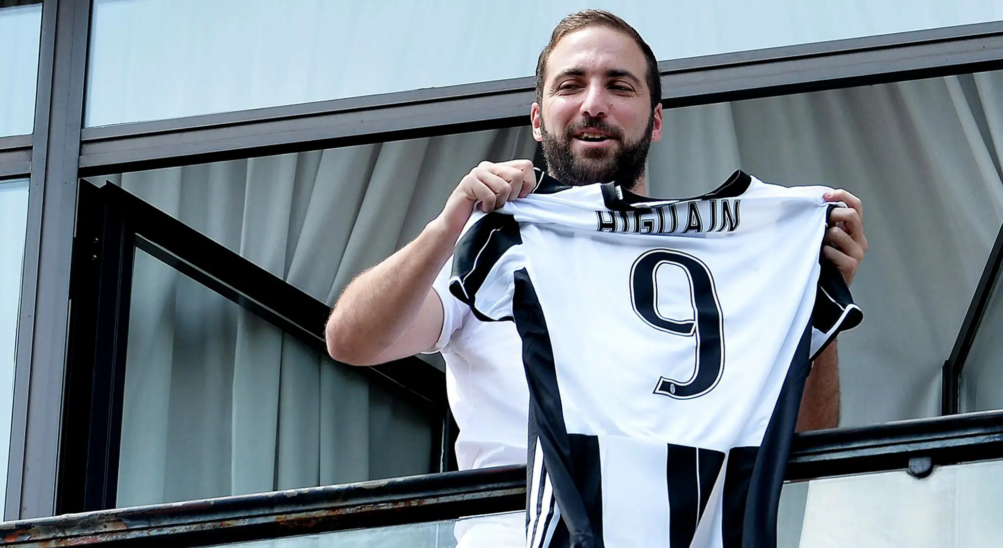 Argentínsky kanonier Gonzalo Higuaín so svojim novým dresom.