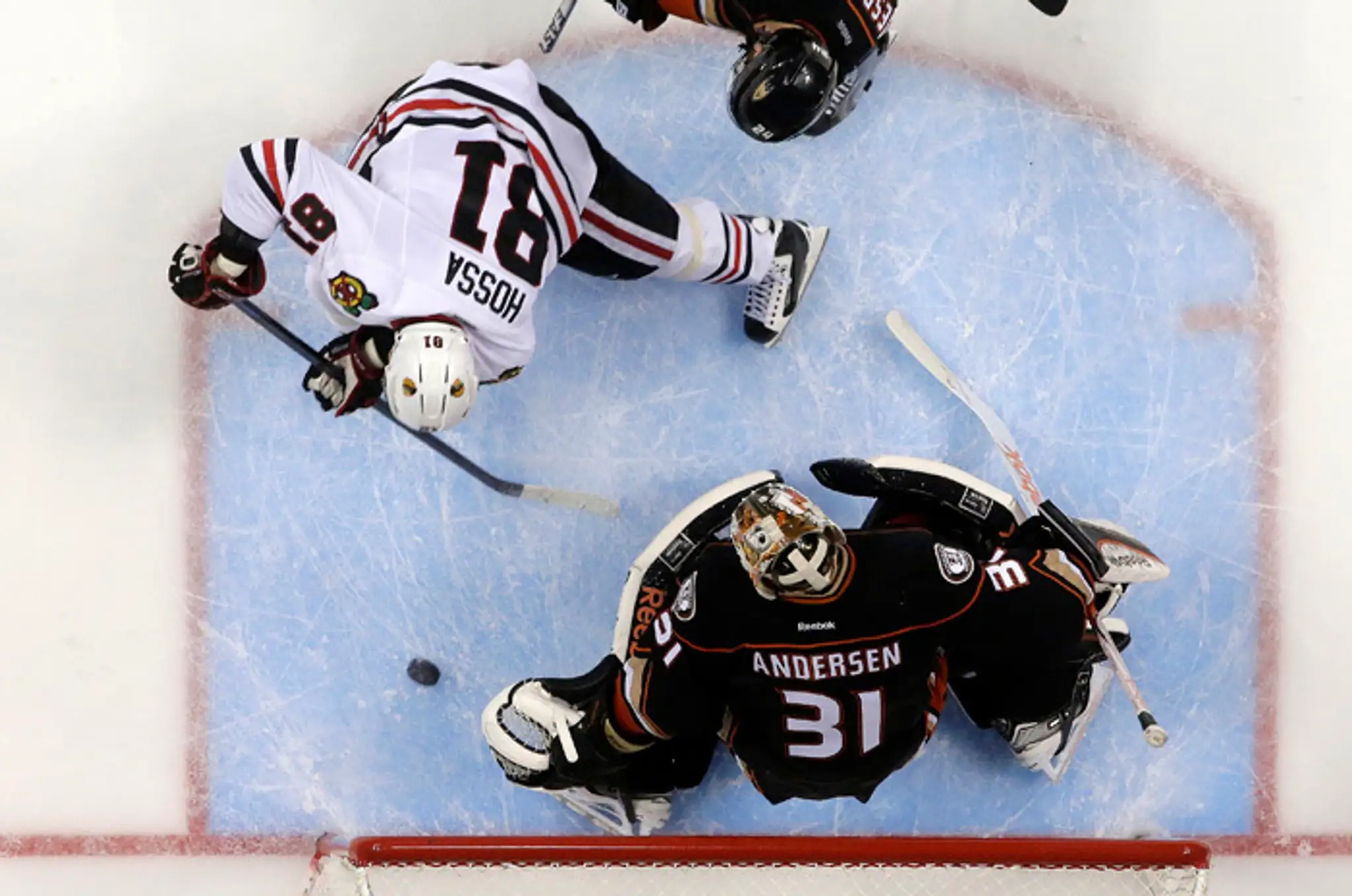 Marián Hossa strieľa na bránu bránkarovi Anaheim Ducks Frederikovi Andersenovi.