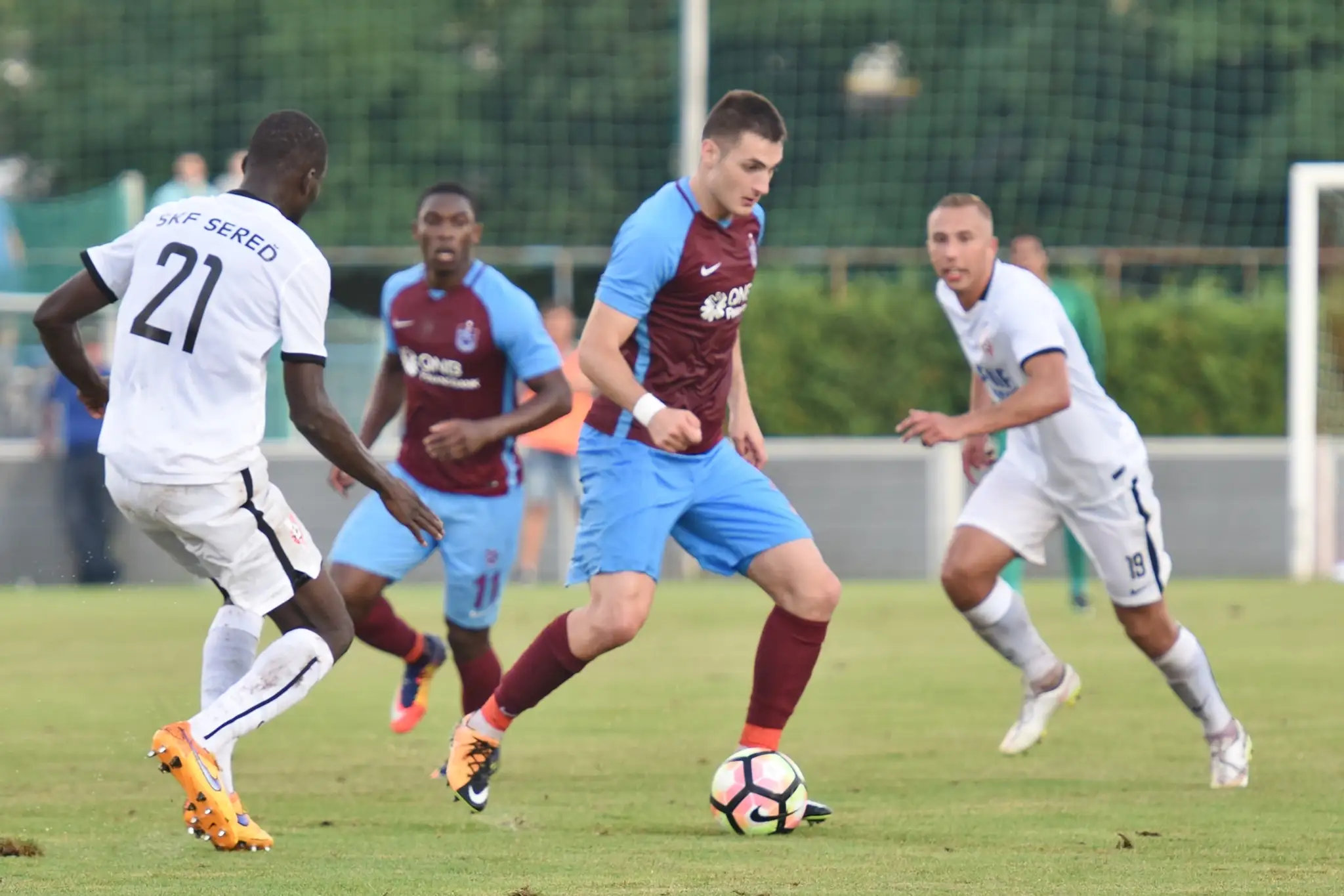 Vľavo hráč Serede Djiby Ba a Matúš Bero počas prípravného duelu s Trabzonsporom.