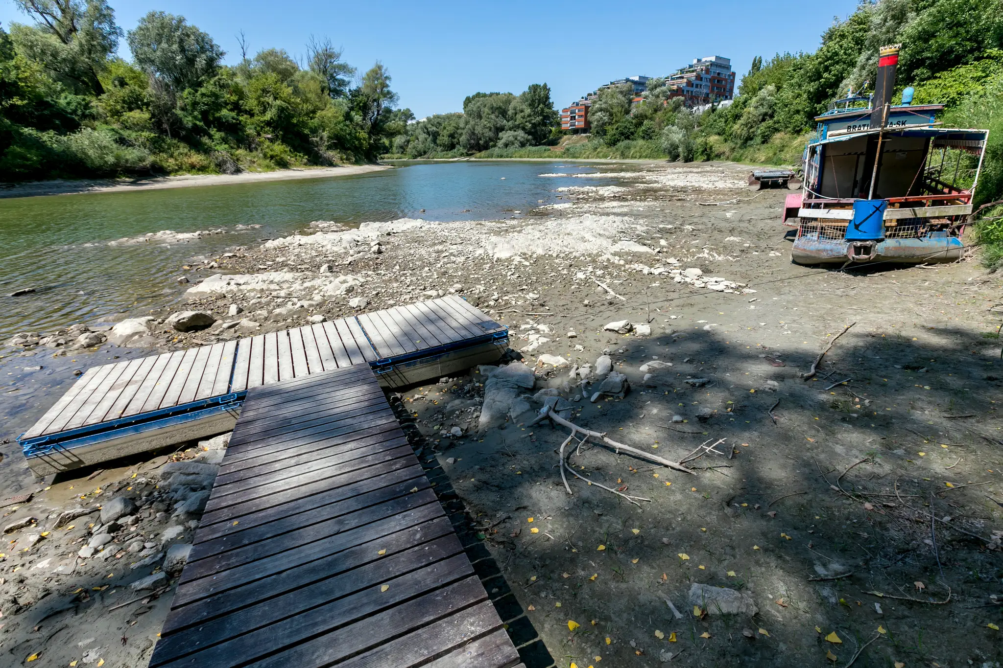 Stav hladiny vody v Karloveskom ramene počas sucha v Bratislave