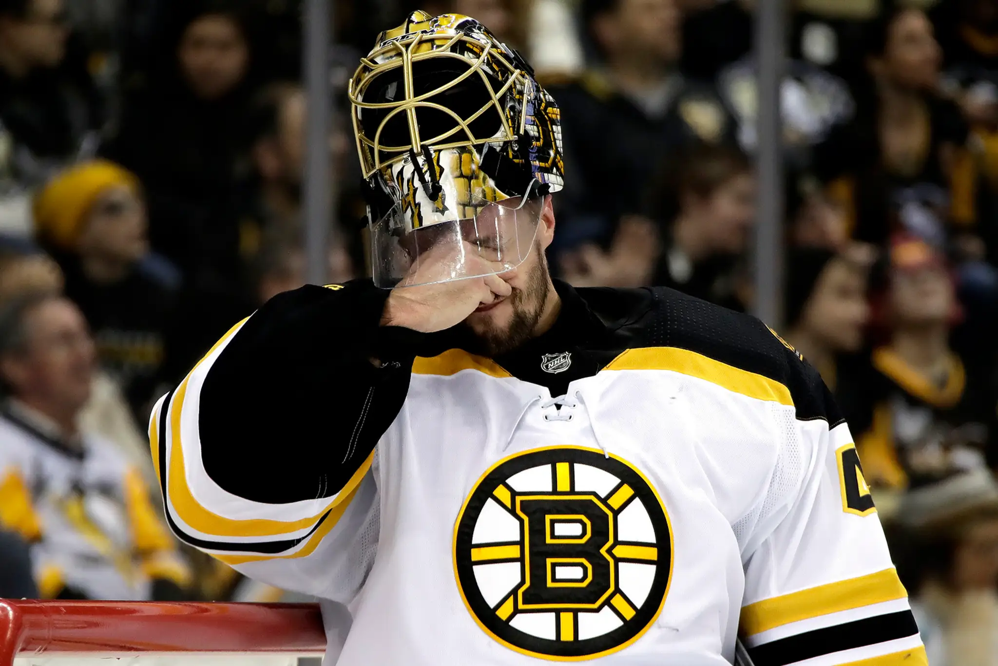 Jaroslav Halák z Bostonu reaguje po prehre proti Pittsburghu.