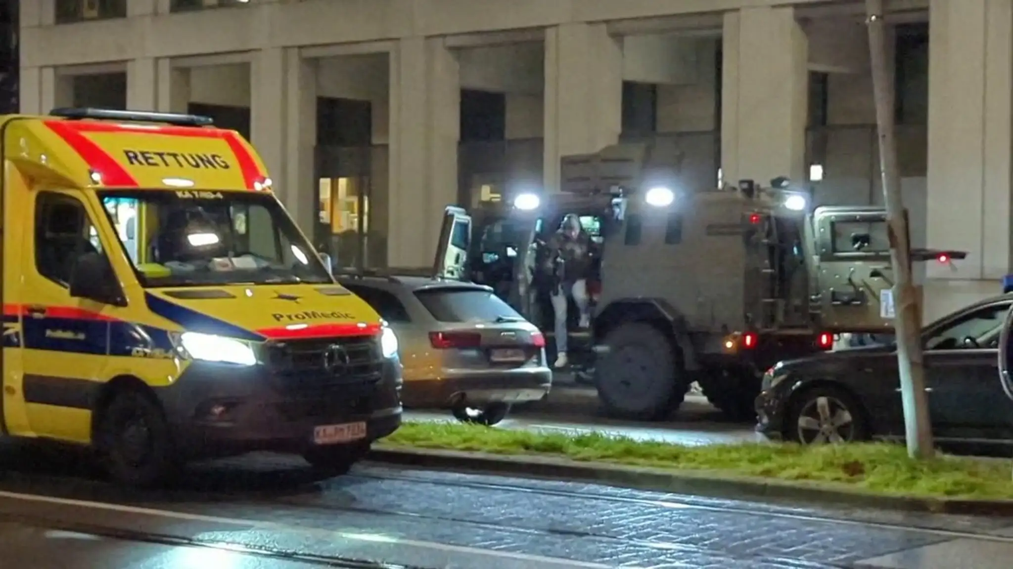 Policajti prichádzaju na miesto v špeciálnom opancierovanom aute.