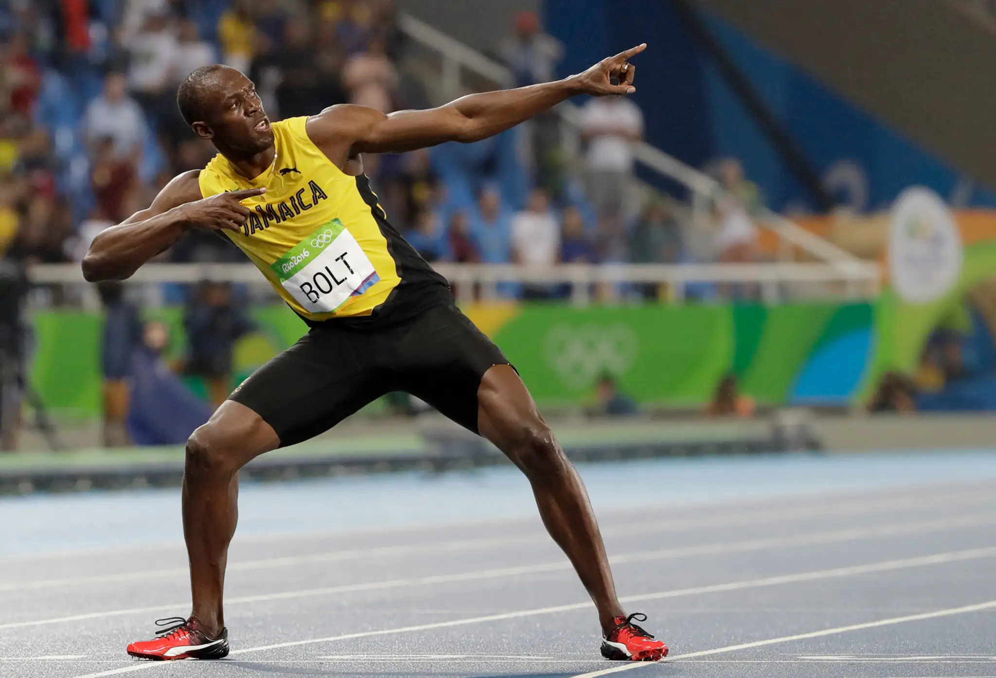 Usain Bolt oslavuje v cieli víťazstvo vo finále v behu mužov na 200 metrov na OH v Rio de Janeiro.