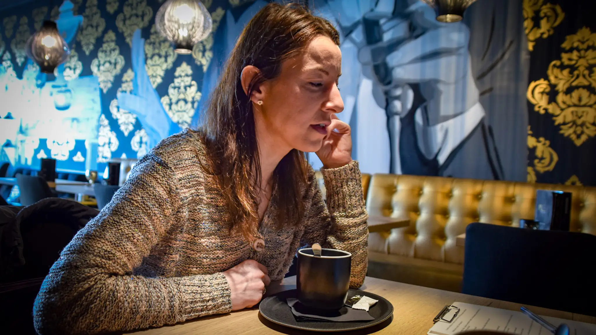Henrieta Farkašová pózuje so zlatými medailami z paralympiád 2014 a 2018.