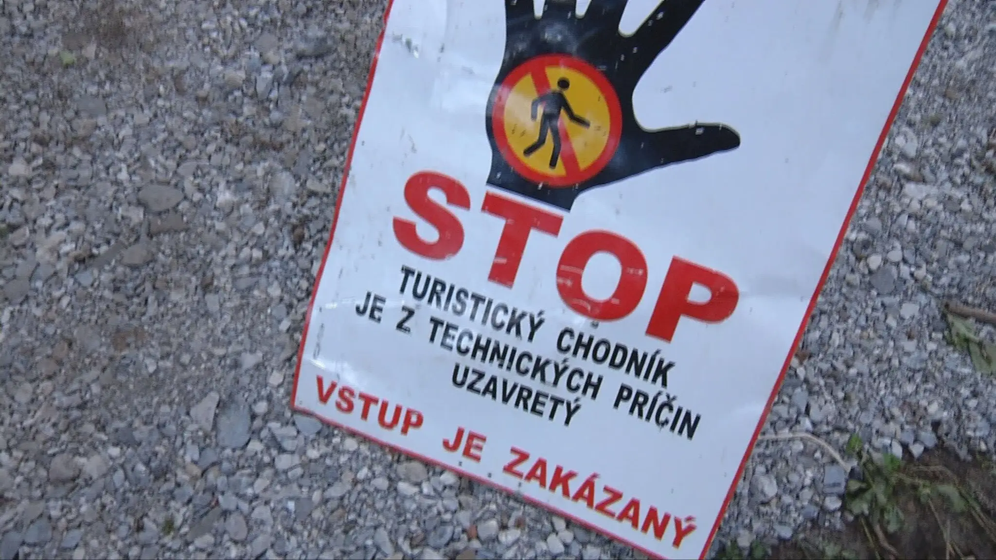 Tabuľa so zákazom vstupu na starý turistický chodník v Monkovej doline.