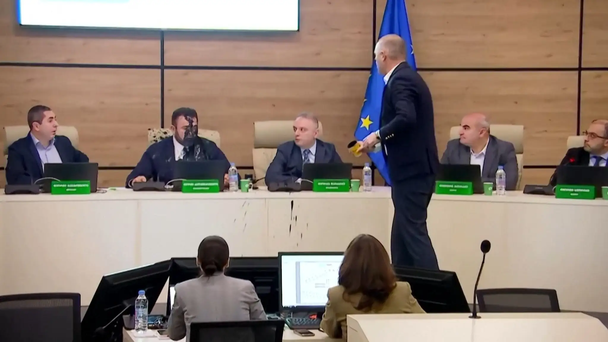 Šéfa gruzínskej volebnej komisie oblial člen opozície farbou
