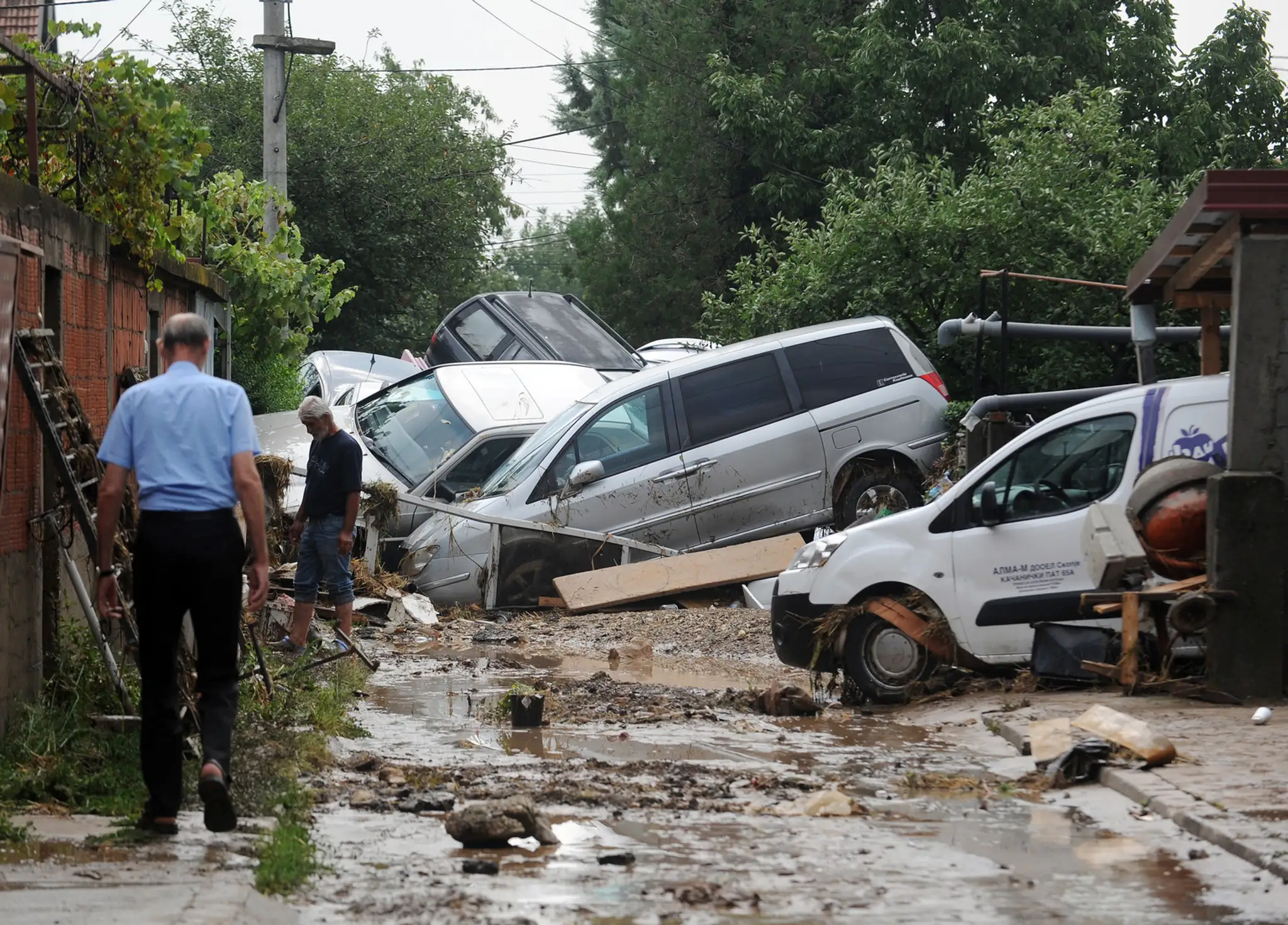 Veľká voda zatarasila cestu v macedónskej dedine Stajkovci.
