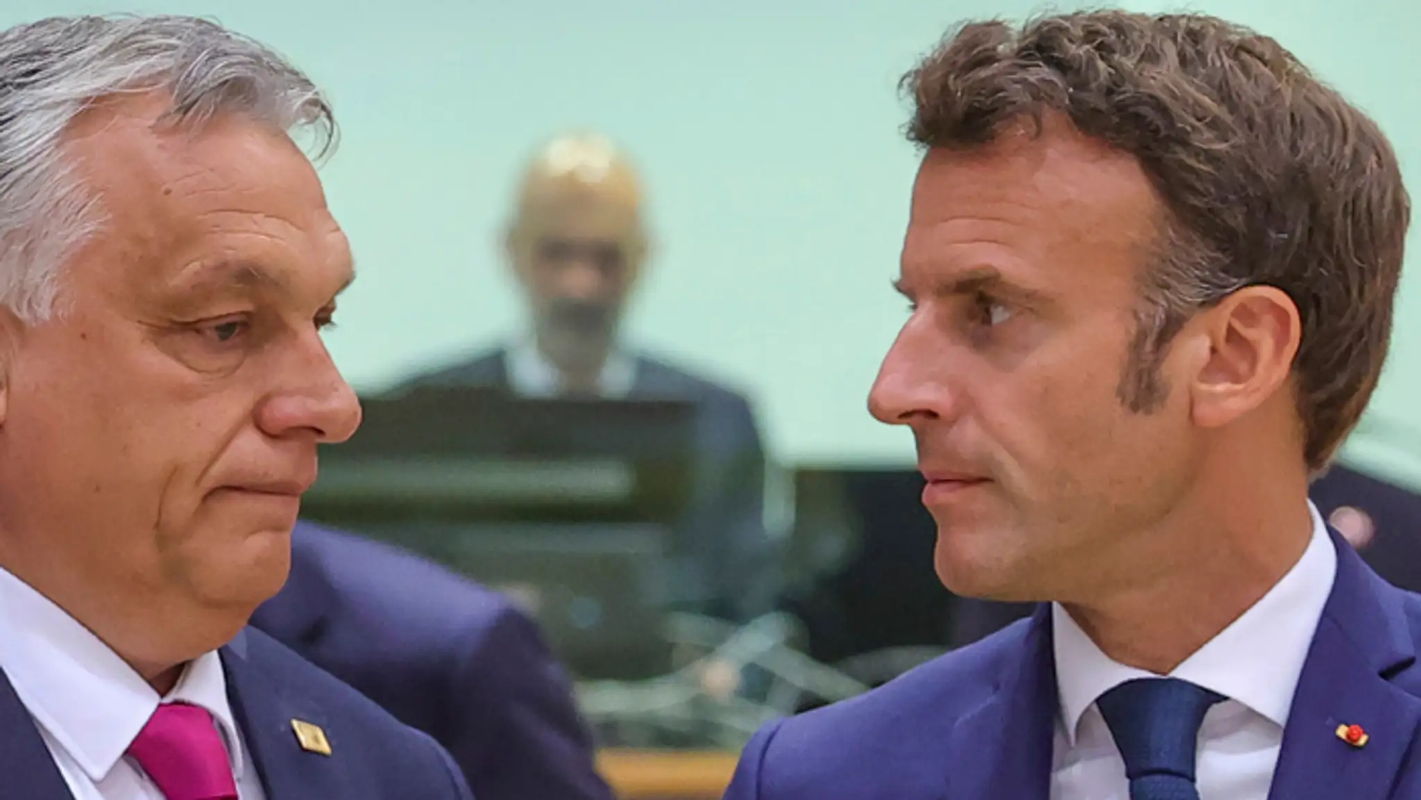 Francúzsky prezident Emmanuel Macron (vpravo) a maďarský premiér Viktor Orbán.