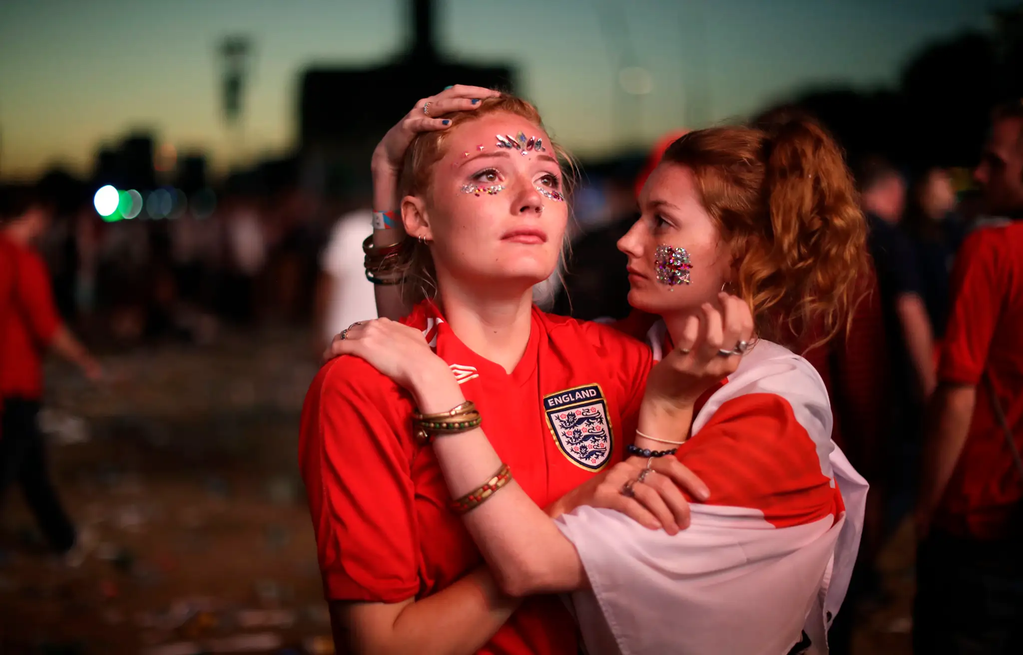 Smutné anglické fanúšičky po prehre futbalistov v semifinále MS 2018 proti Chorvátsku.