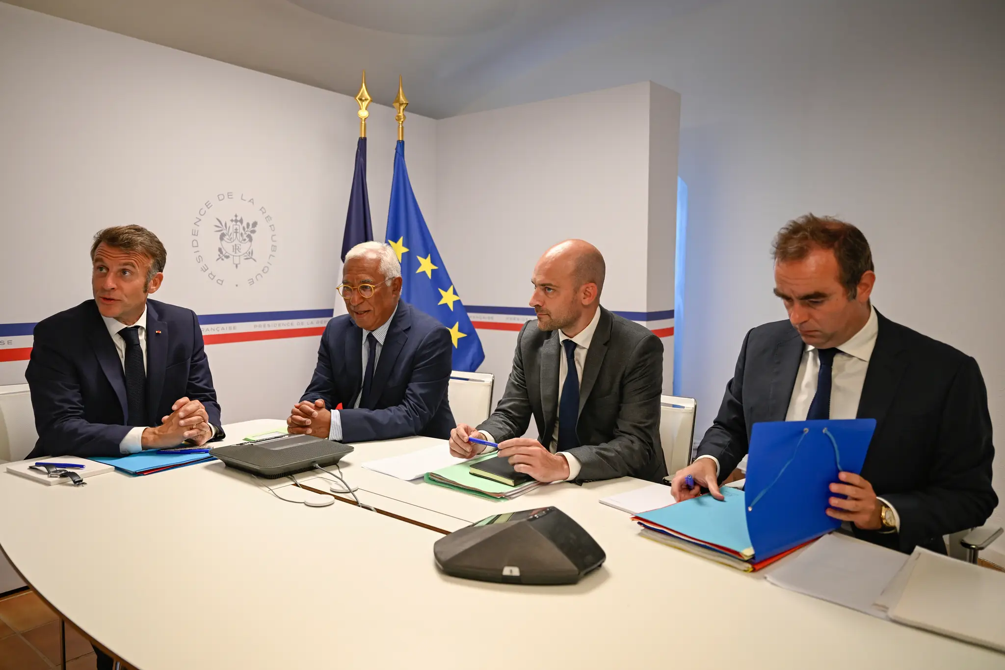 Francúzsky prezident Emmanuel Macron, predseda Európskej rady António Costa, francúzsky minister zahraničných vecí Jean-Noël Barrot (druhý vpravo) a francúzsky minister obrany Sébastien Lecornu počas videokonferencie o Ukrajine.