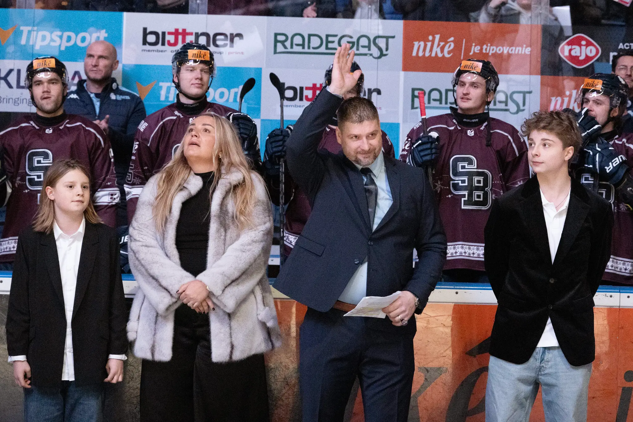 Na snímke bývalý hráč HC Slovan Bratislava Michal Sersen s rodinou počas oficiálnej rozlúčky s jeho bohatou kariérou.