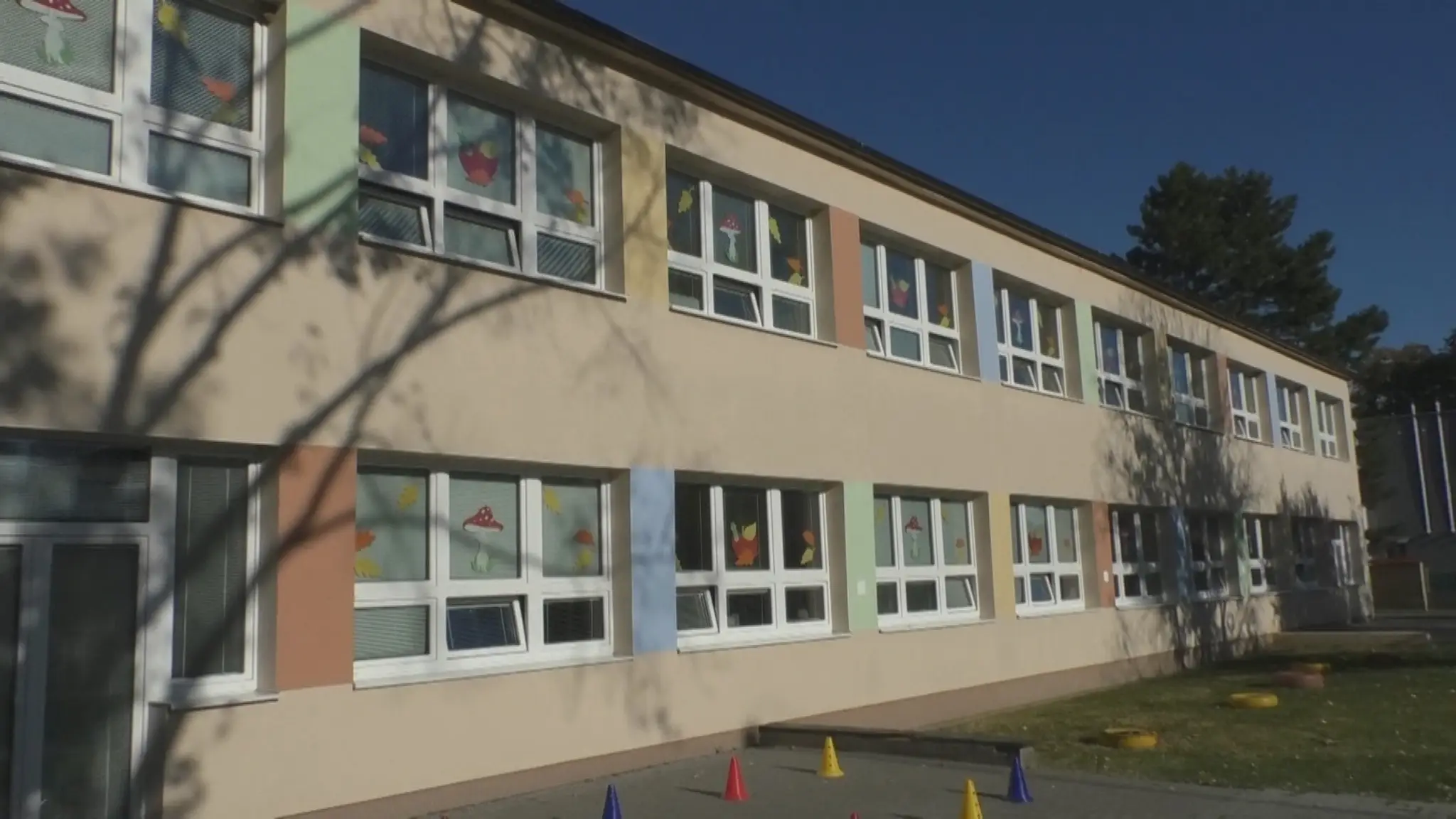Zdemolovaný stĺp verejného osvetlenia, do ktorého narazil mladík vracajúci sa z Nemecka.