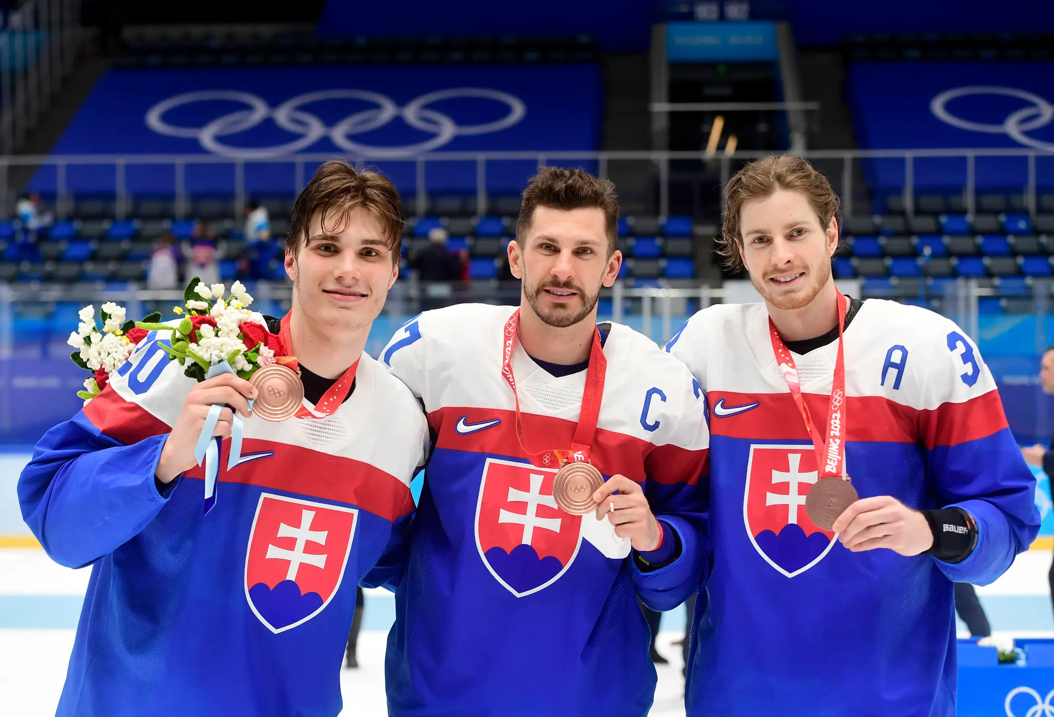 Juraj Slafkovský, Marek Hrivík a Peter Cehlárik oslavujú zisk bronzu na OH.