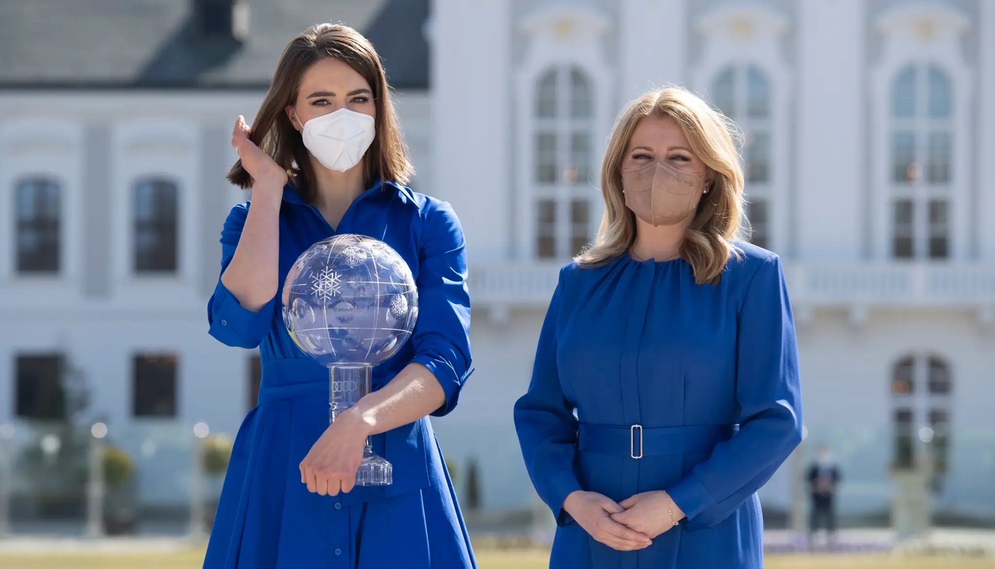 Na snímke vpravo prezidentka SR Zuzana Čaputová, ktorá prijala Petru Vlhovú v záhrade Prezidentského paláca. 