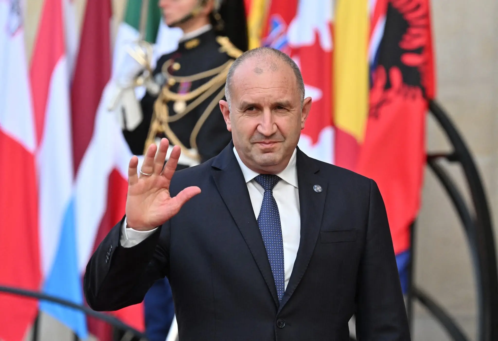 Bulharský premiér Rumen Radev prichádza na na večeru koalície ochotných v Elyzejskom paláci v Paríži.