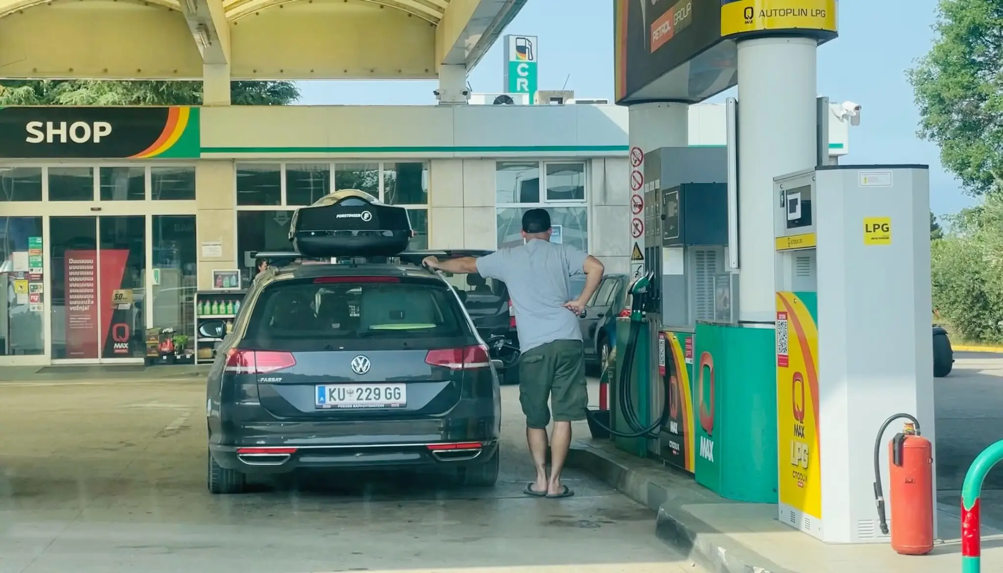 Záber z čerpacej stanice.