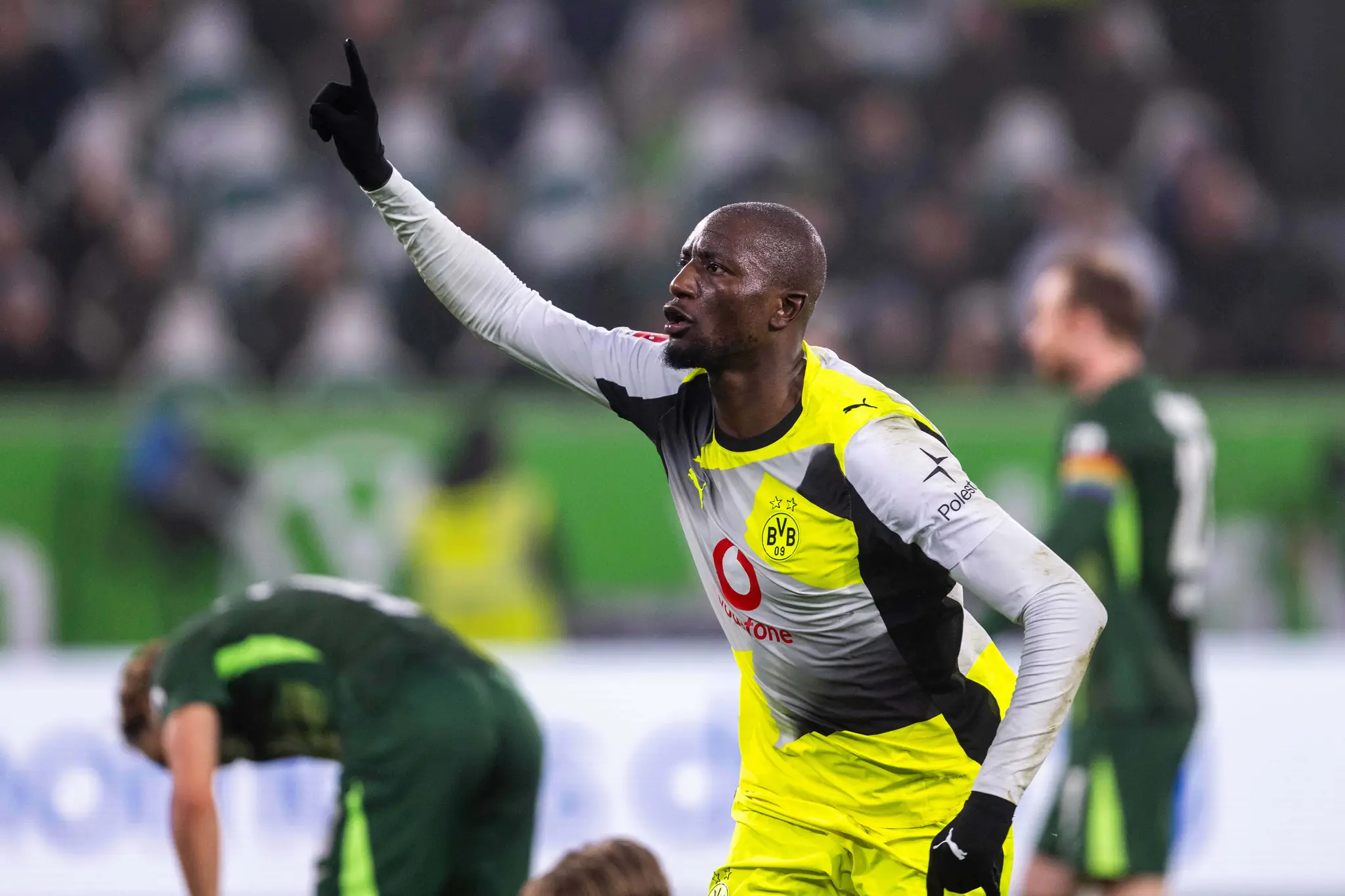 Futbalista Dortmundu Serhou Guirassy sa teší z gólu.