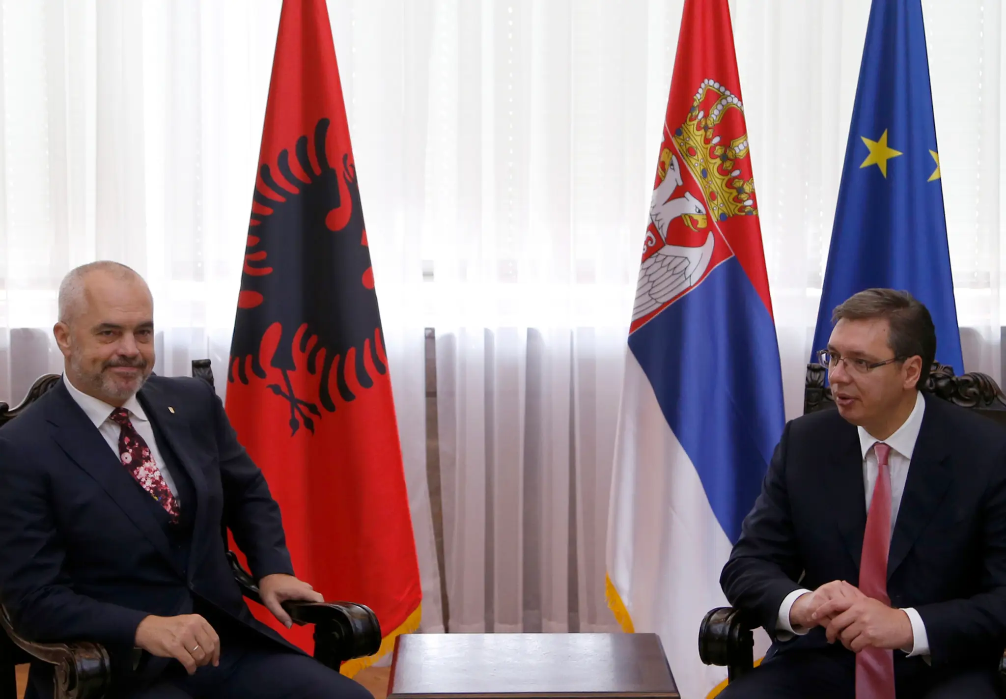 Srbský premiér Aleksandar Vučič sa rozpráva so svojím albánskym partnerom Edi Ramom počas ich stretnutia v Belehrade.