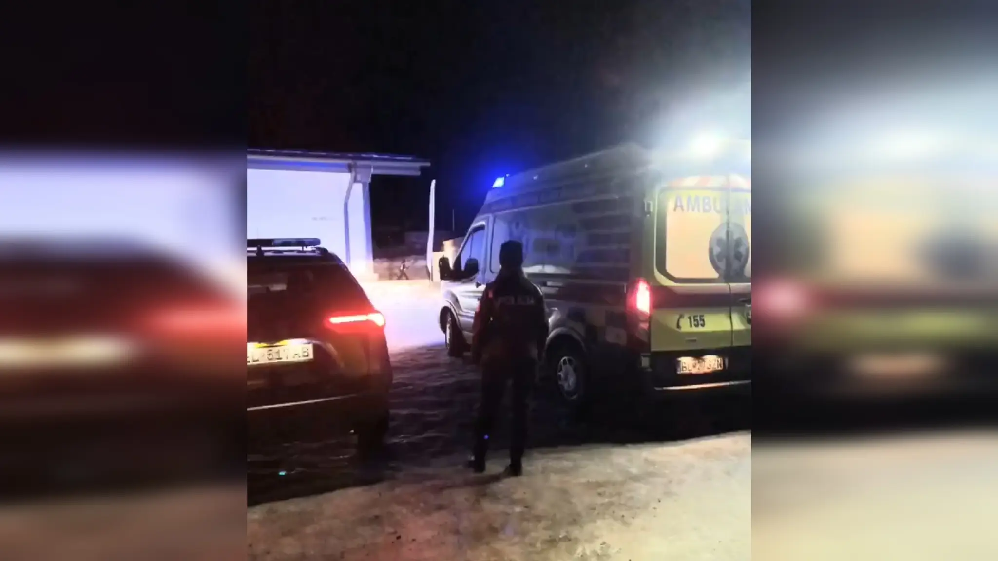 Na snímke záchranka a polícia po tom, ako našli strateného chlapca vo vážnom stave v lyžiarskom stredisku Roháče.