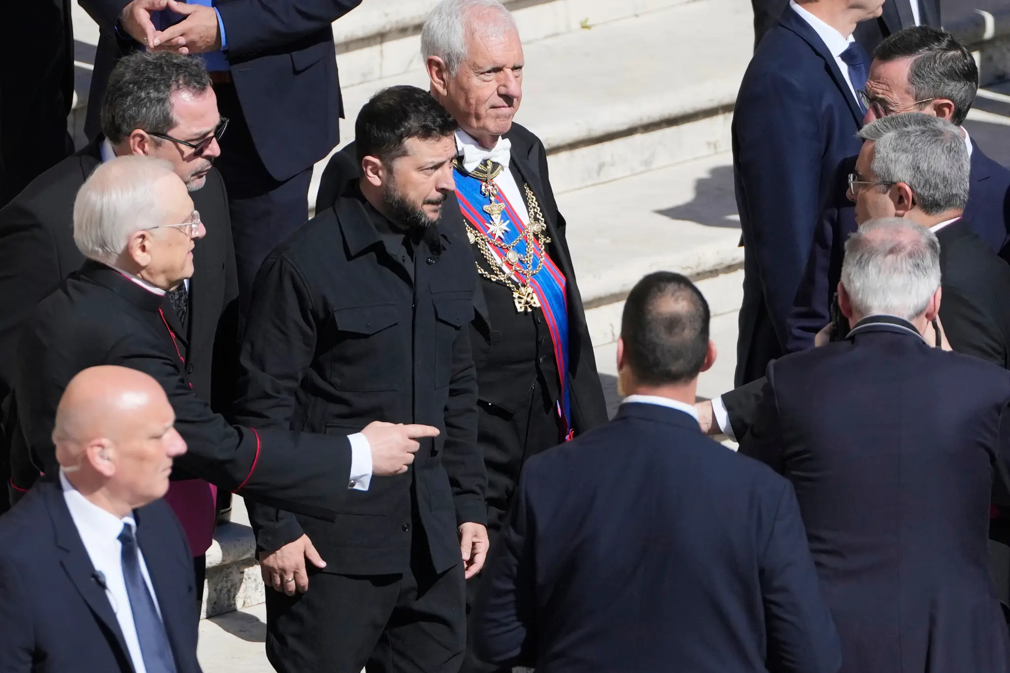 Volodymyr Zelenskyj dostal na pohrebe pápeža prominentné miesto. Vatikán porušil protokol, vyhlásil britský denník
