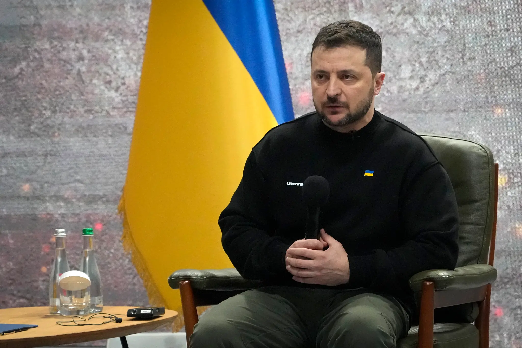 Ukrajinský prezident Volodymyr Zelenskyj hovorí počas tlačovej konferencie k prvému výročiu ruslek invázii na Ukrajine, 24. februára 2023 v Kyjeve