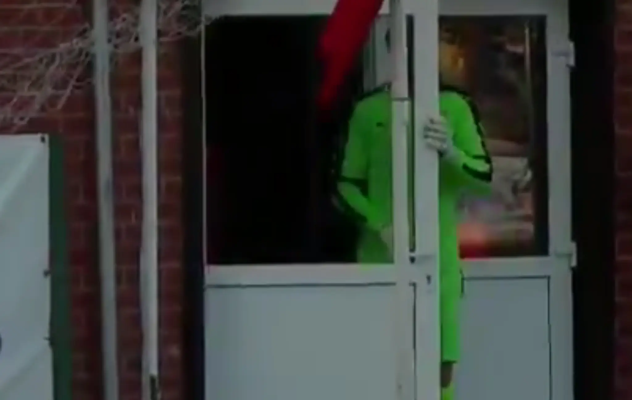Brankár sa "skrýva" za dverami