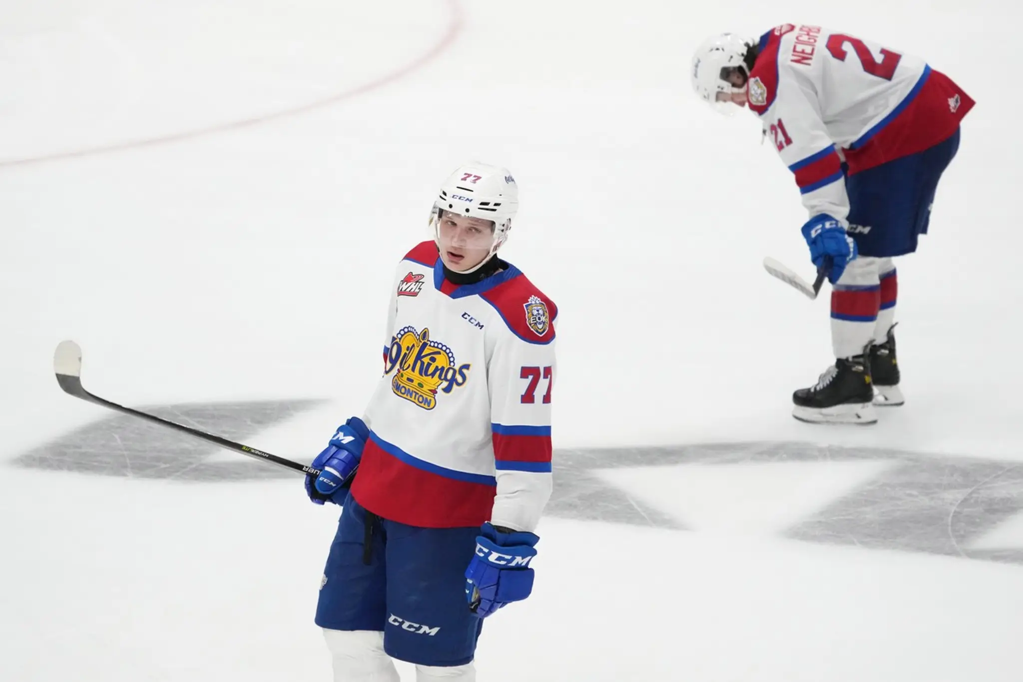 Jakub Demek oslavuje gól v drese Edmontonu Oil Kings.