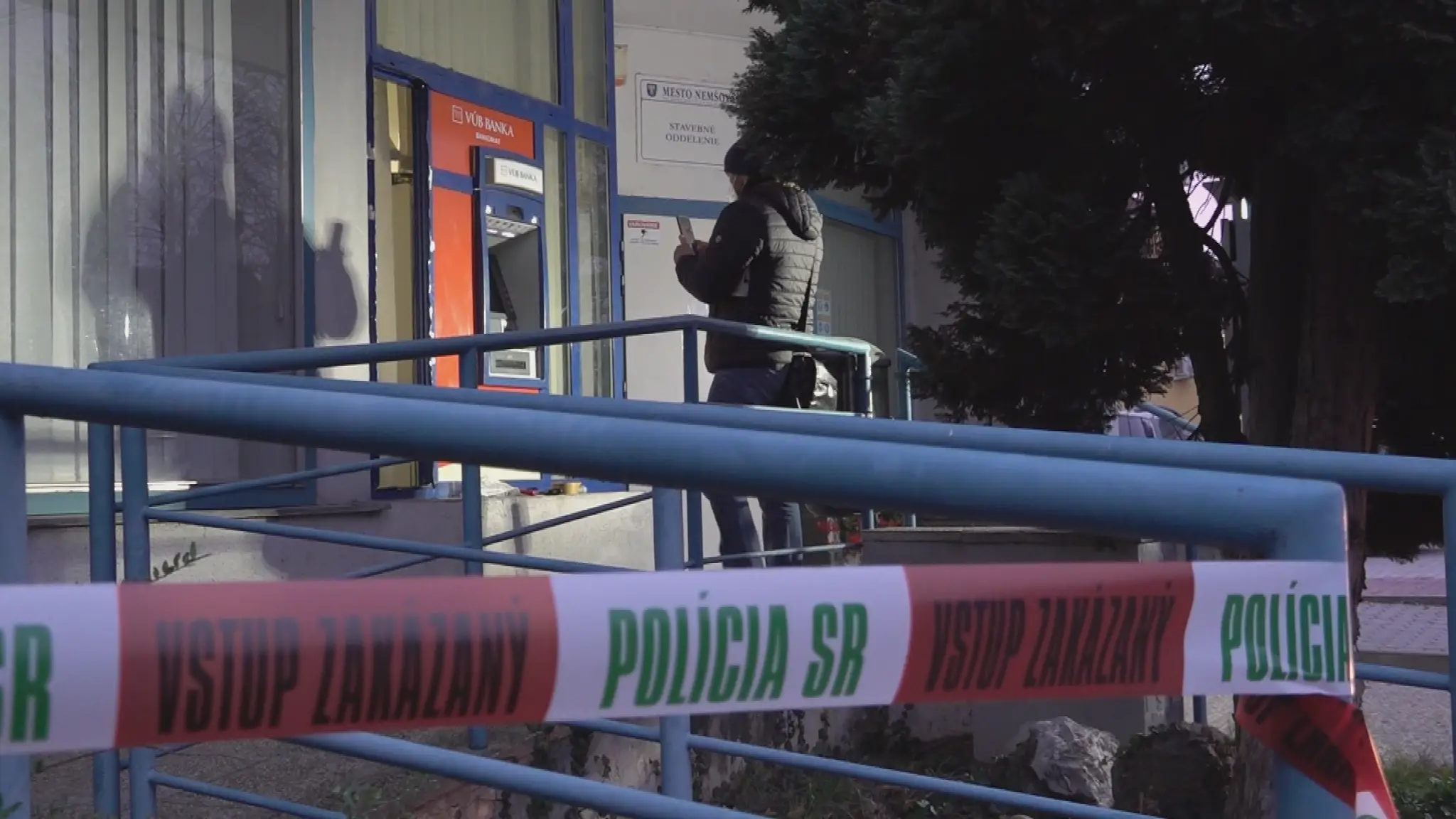 Poškodený bankomat v Nemšovej.
