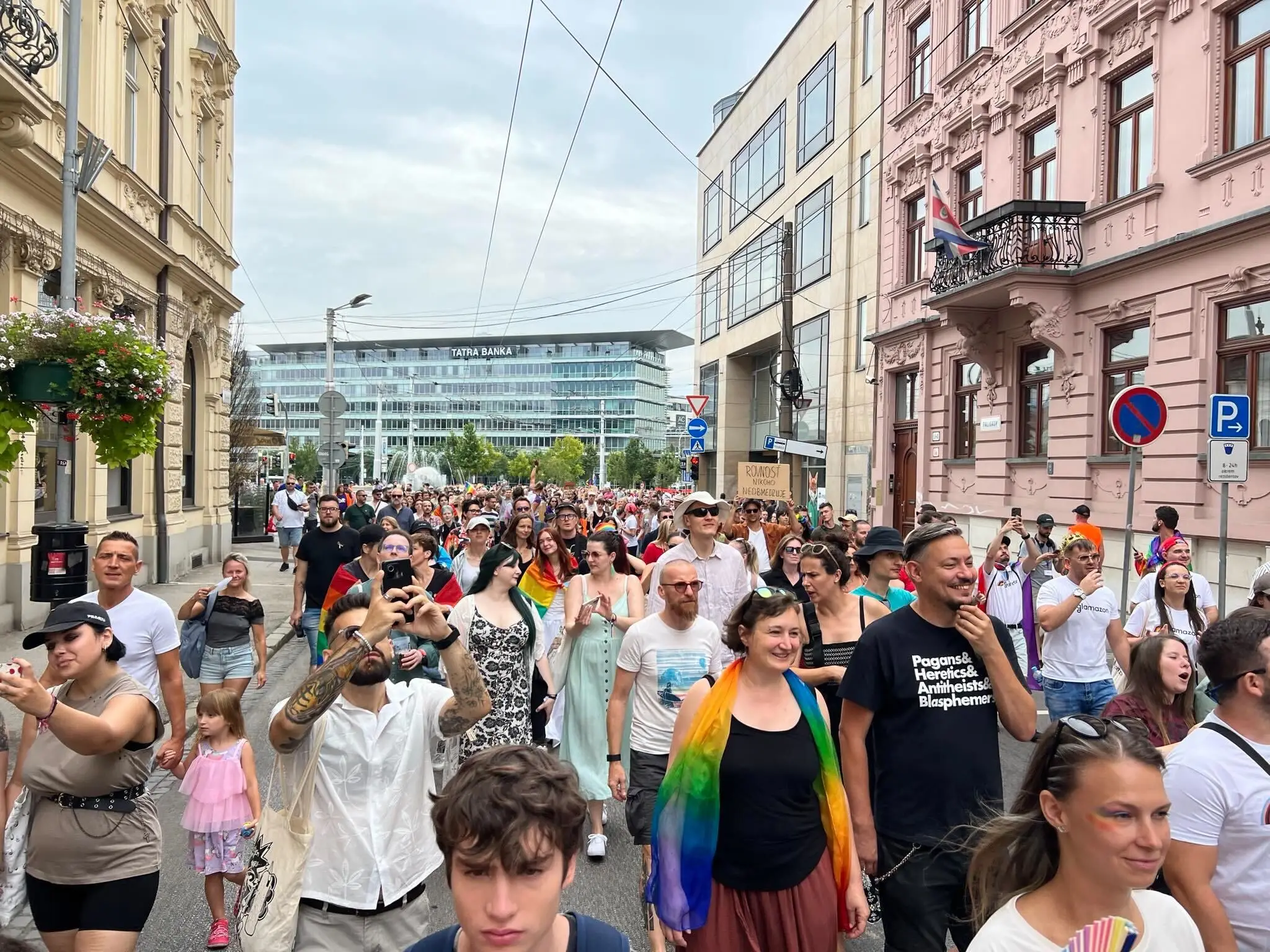 Dúhový Pride v uliciach Bratislavy.