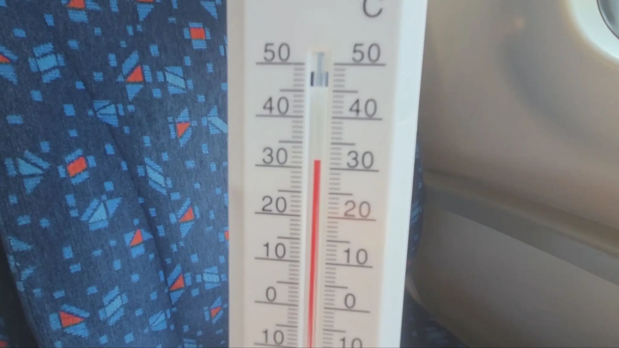 Na snímke teplomer, ktorým sme merali teplotu vo vlaku.
