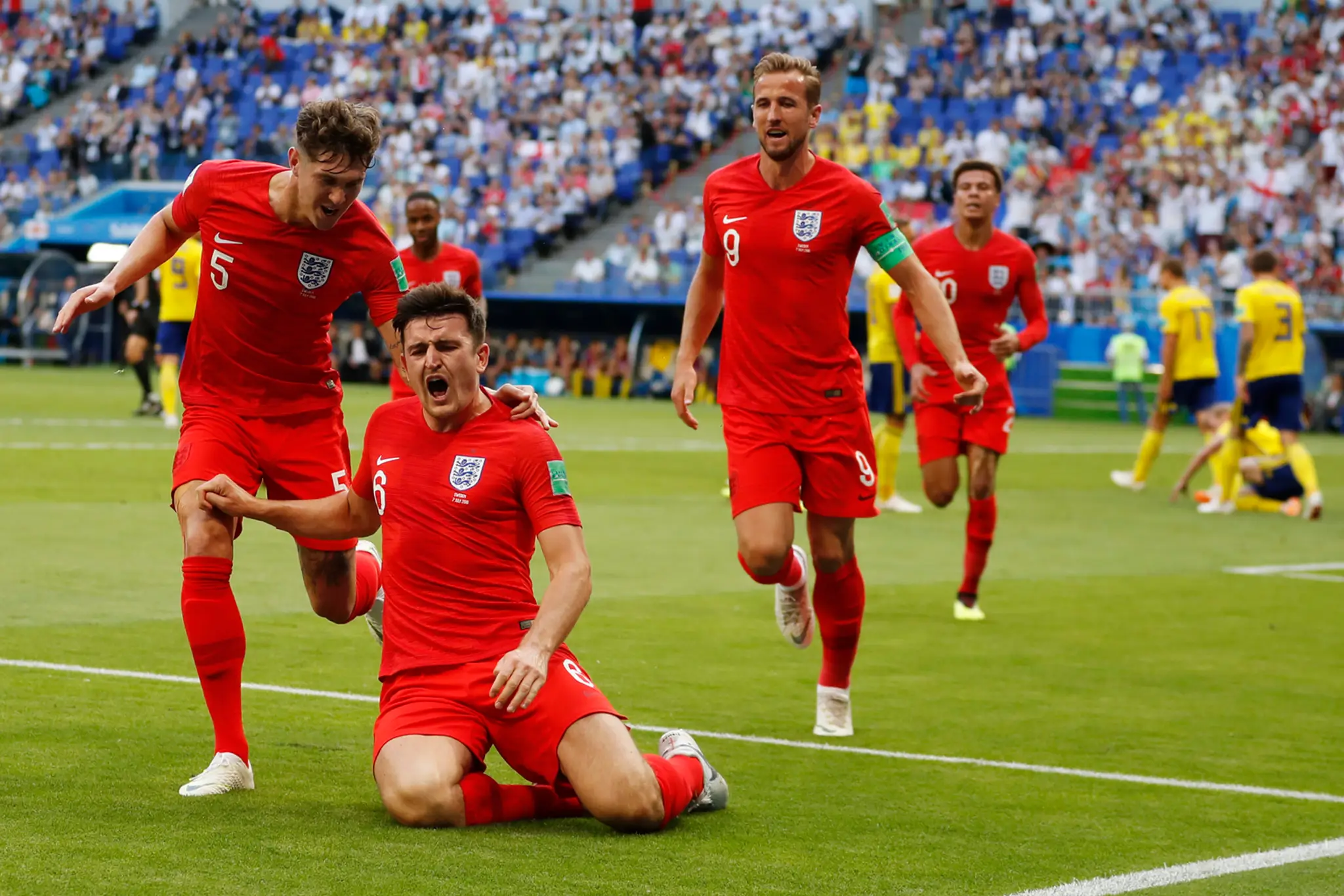 Radosť Angličanov po góle Harryho Maguireho (na kolenách) vo štvrťfinále MS 2018 proti Švédsku.
