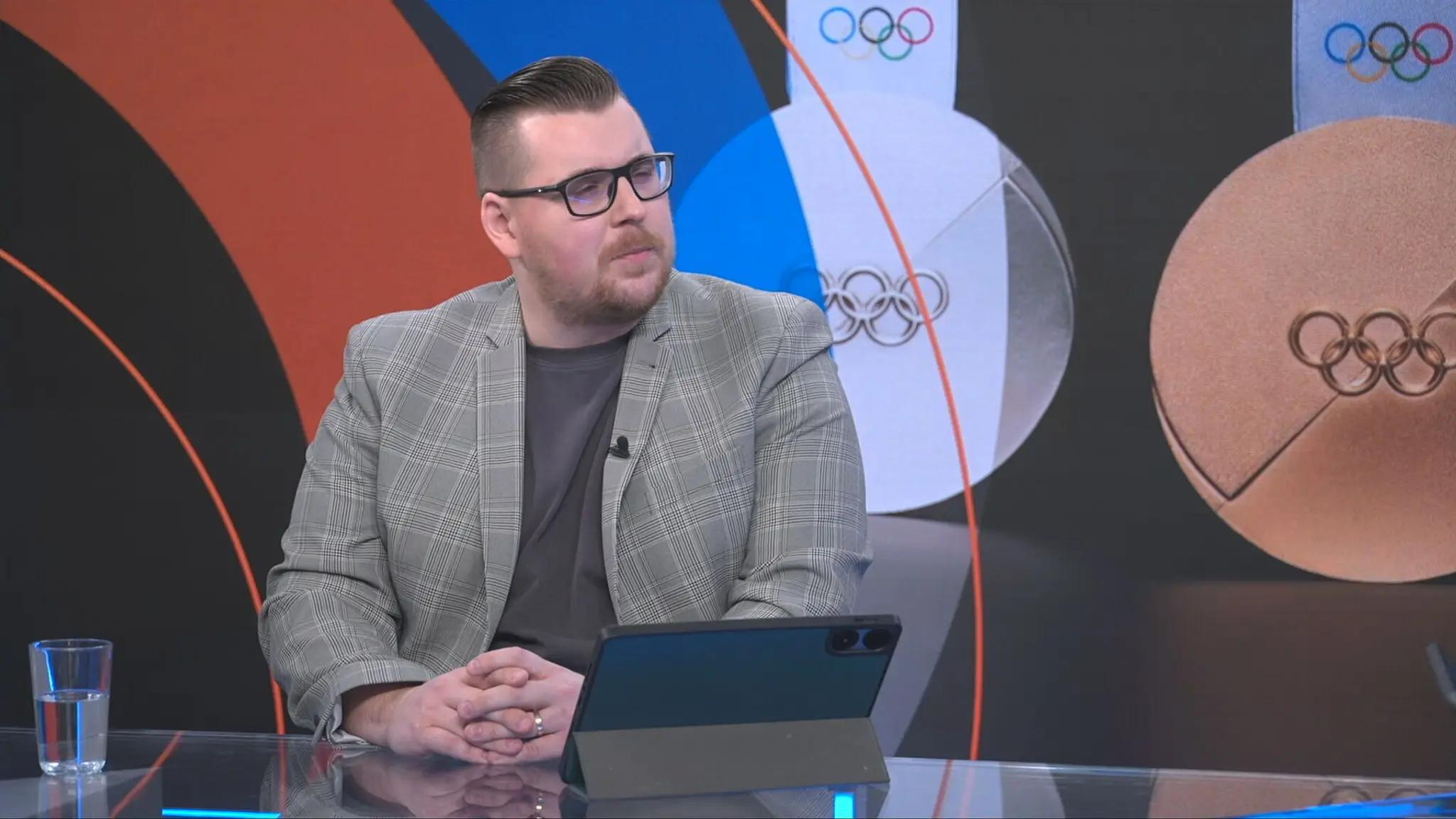 Novinár Michal Gavroň v štúdiu TN live.