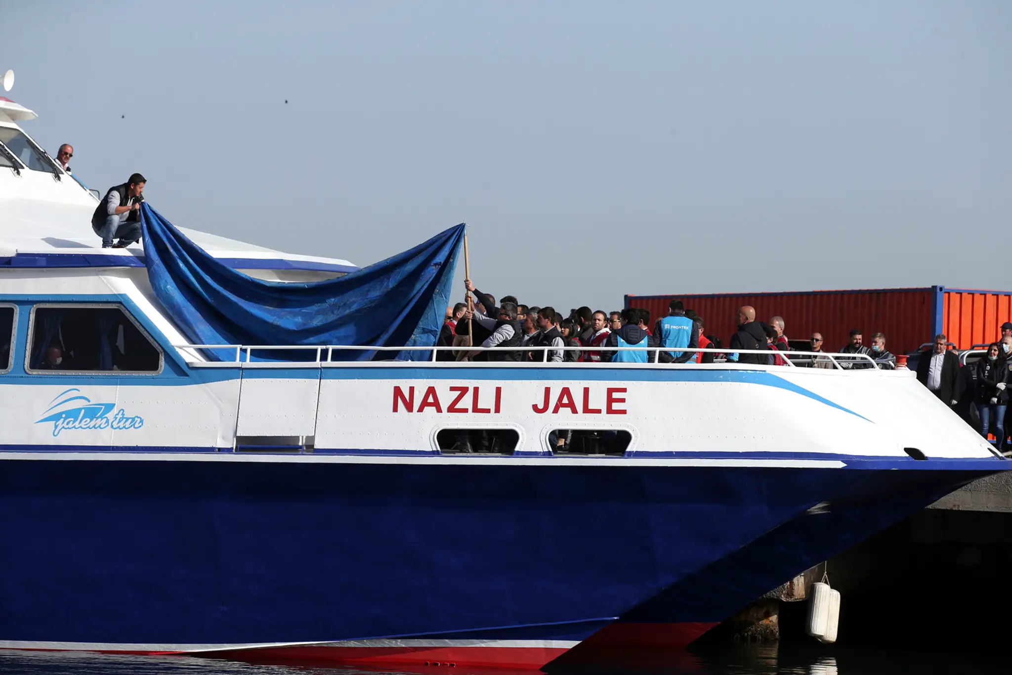 Loď s migrantami priplávala do Turecka.