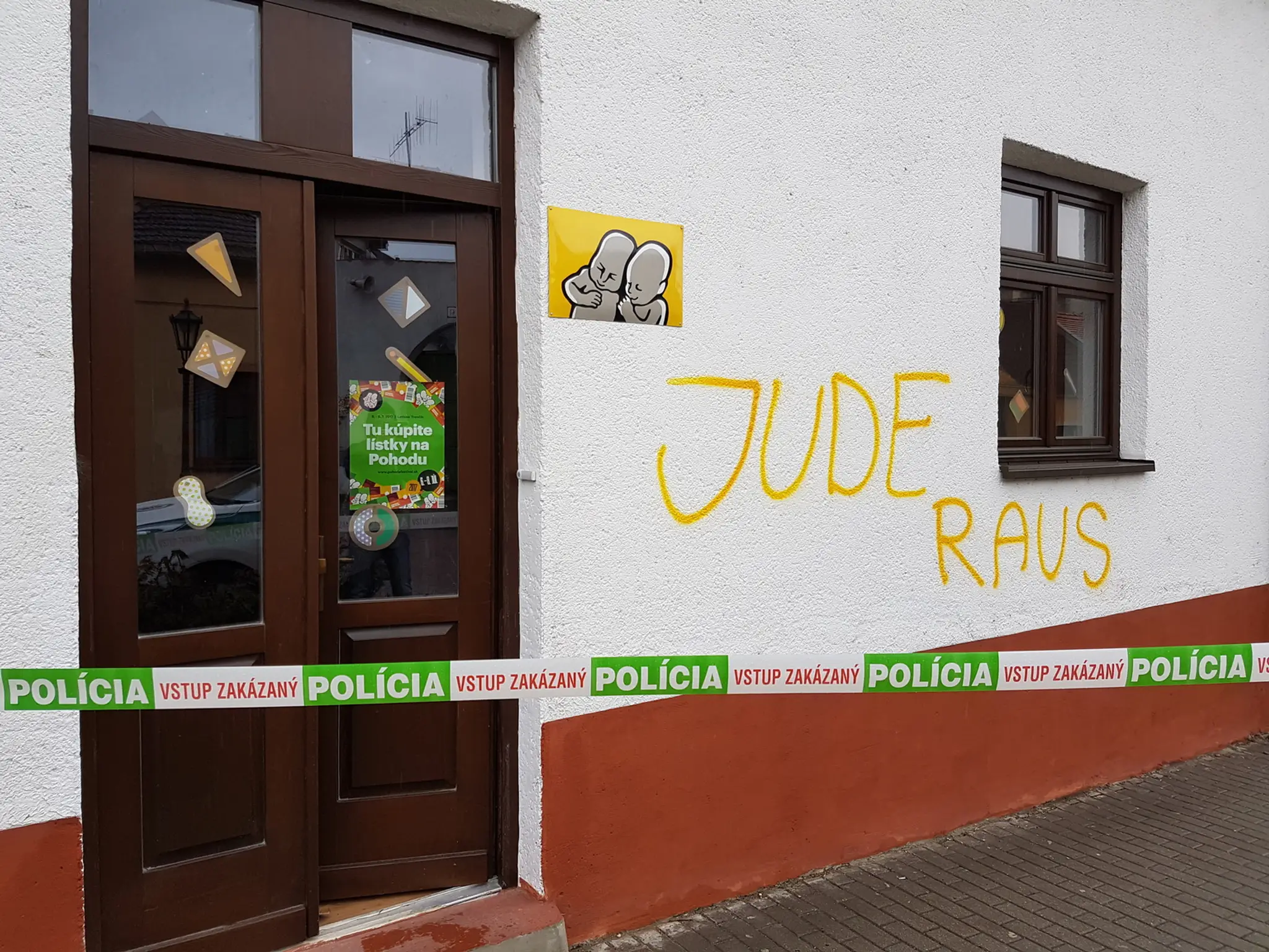 Na sídlo Pohody niekto nasprejoval rasistický nápis