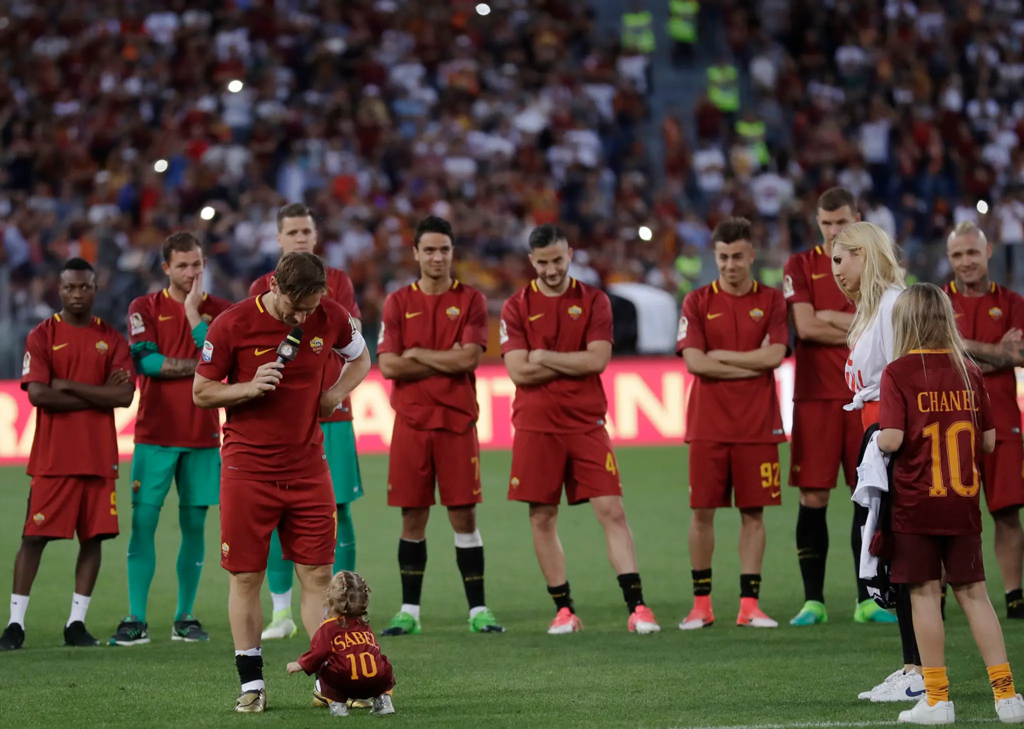 Francesco Totti sa pozerá na syn počas rozlúčky s AS Rímom.