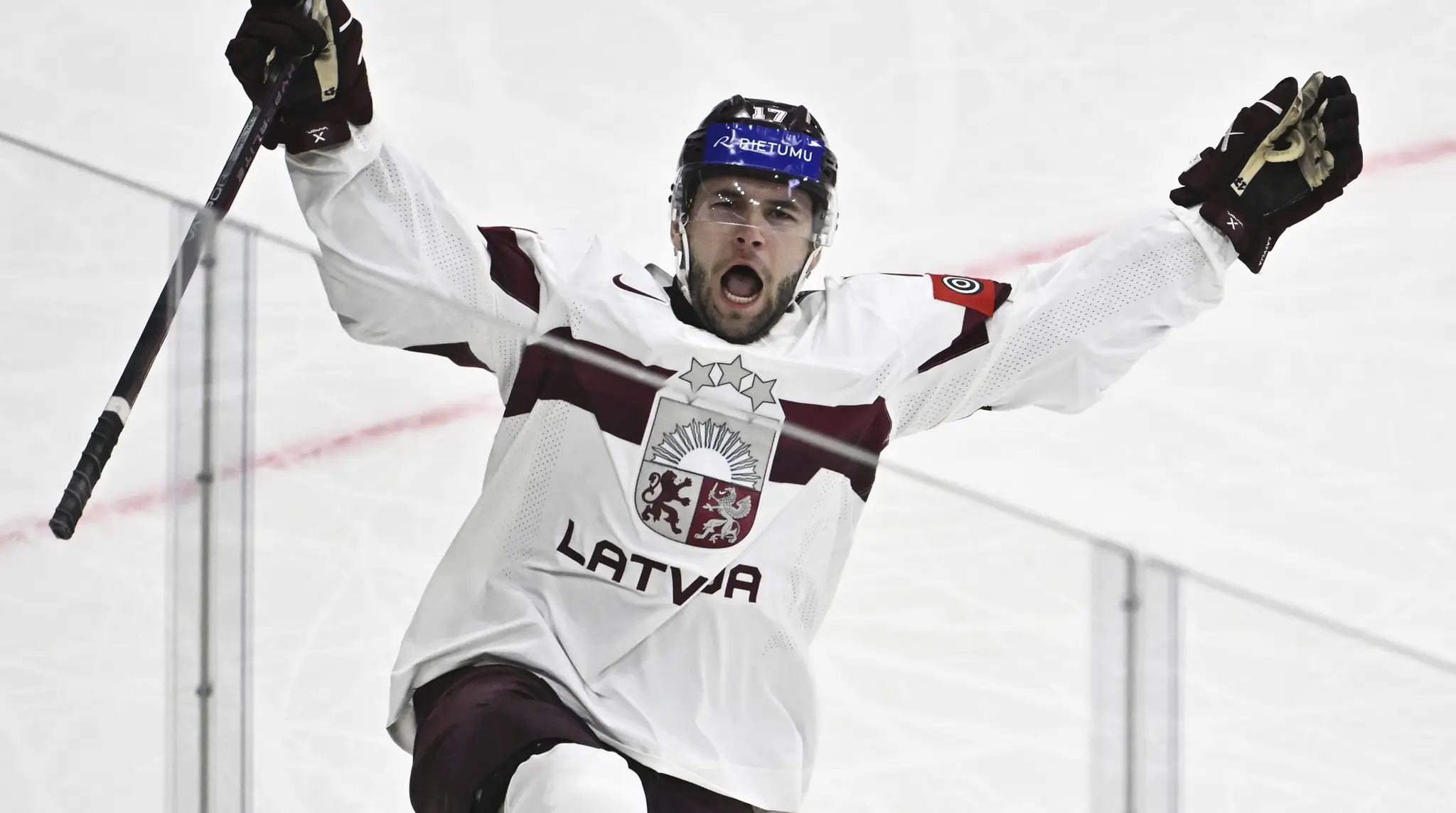Martins Dzierkals oslavuje gól do siete Francúzska.