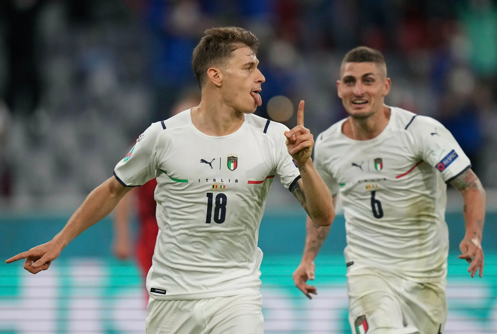 Taliani zľava Nicolo Barella a Marco Verratti oslavujú gól vo štvrťfinále ME 2020 proti Belgicku.