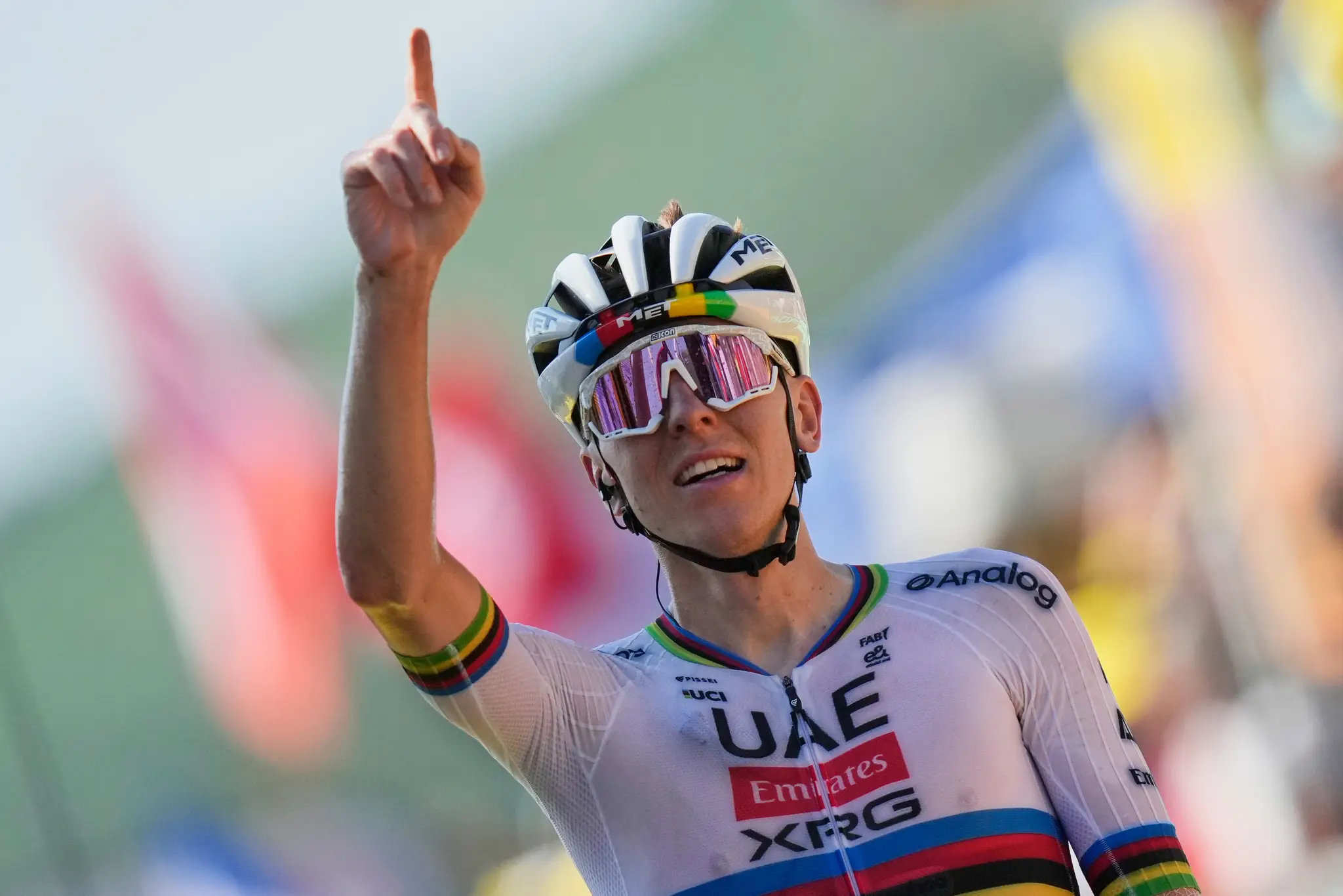 Slovinec Tadej Pogačar z tímu SAE Team Emirates - XRG sa raduje z víťazstva