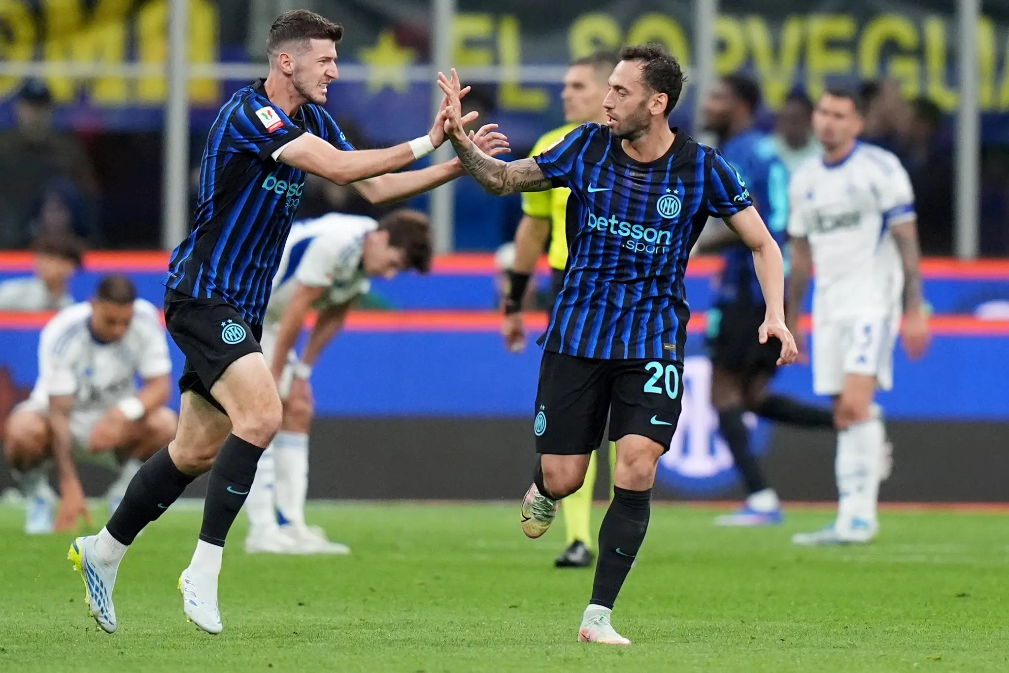 Futbalisti Interu oslavujú