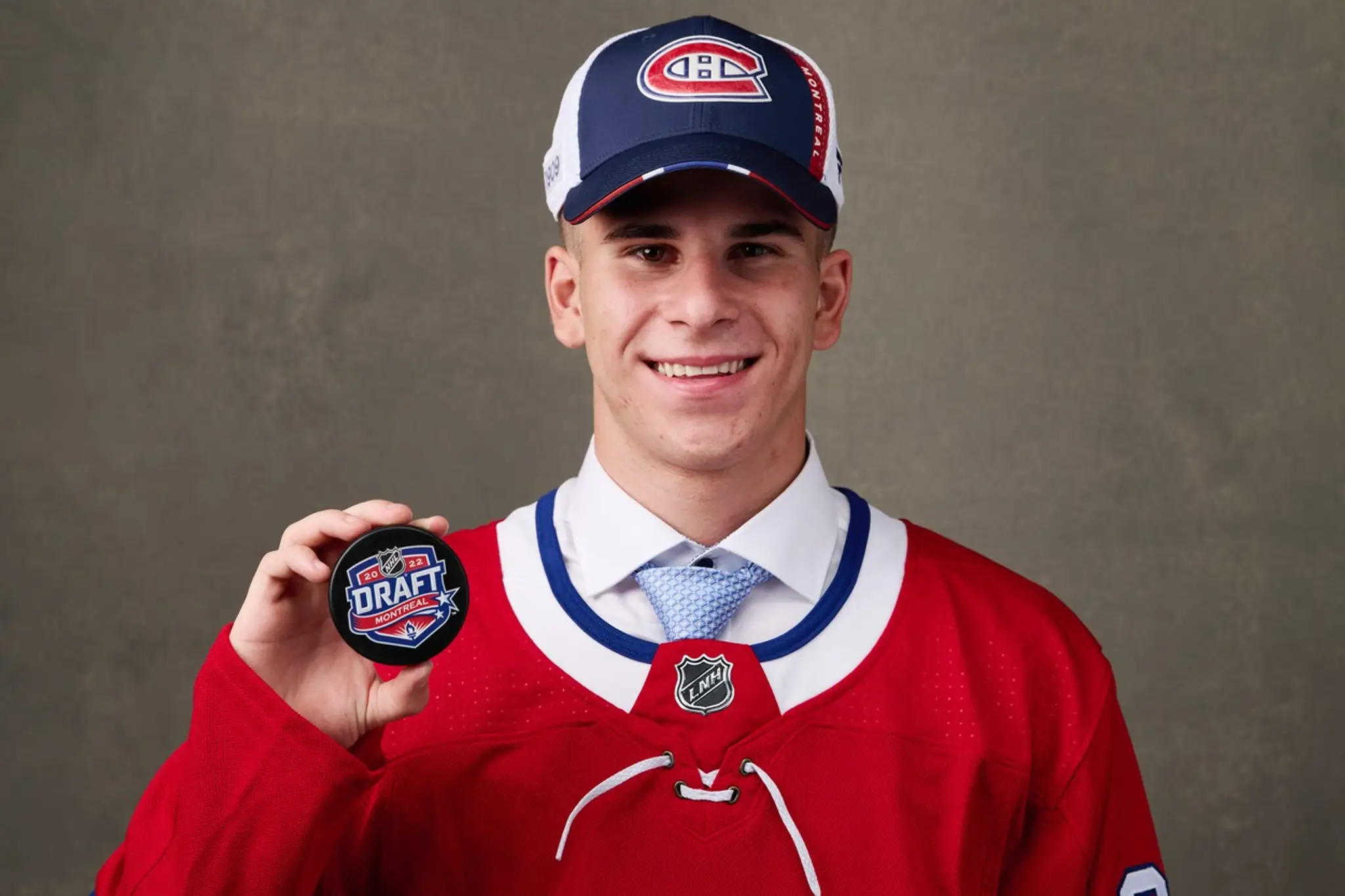 Filip Mešár pózuje s pukom po 1. kole NHL draftu 2022.
