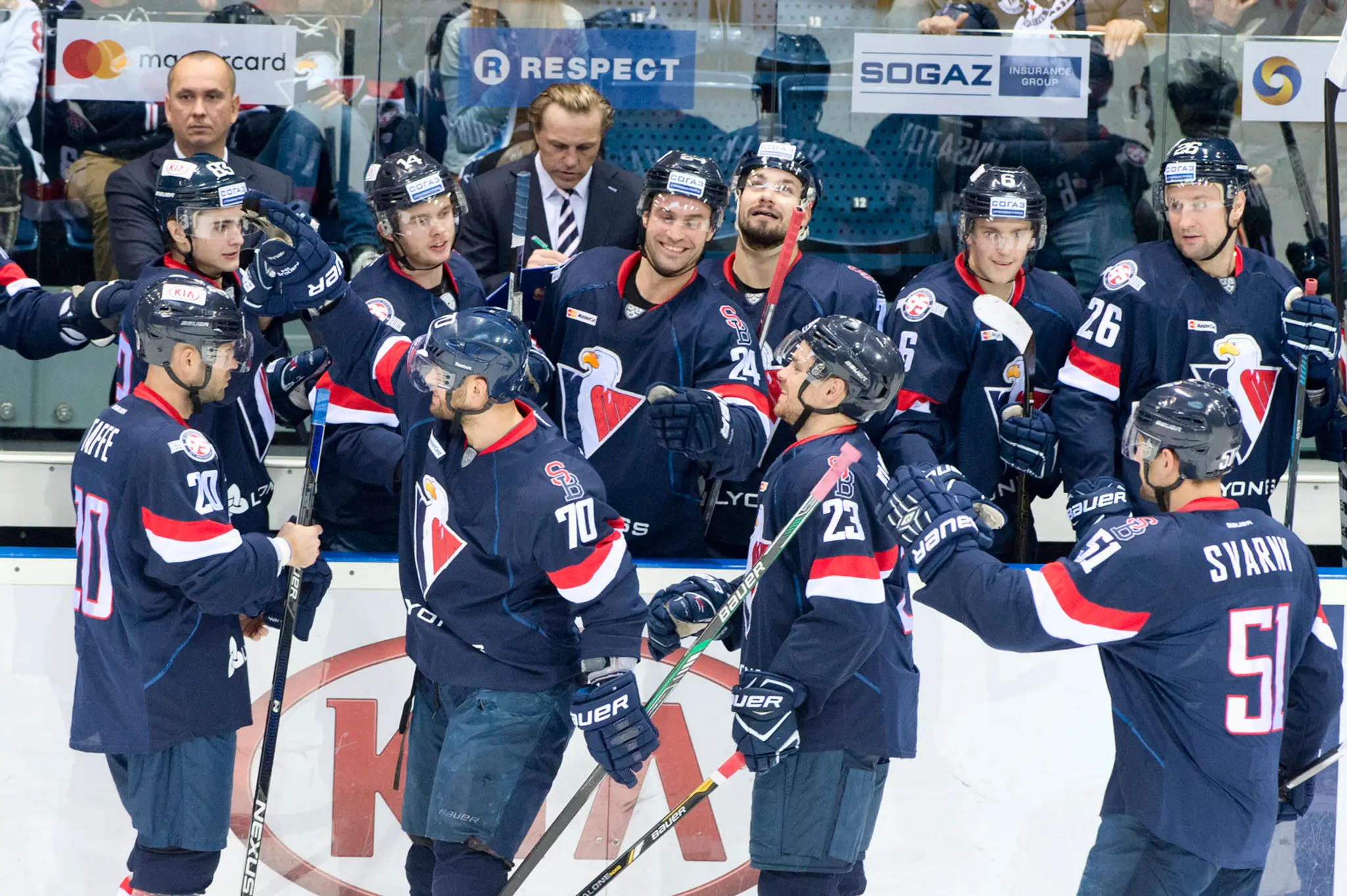 Spokojná striedačka Slovana po strelení gólu počas stretnutia s Jokeritom Helsinki.