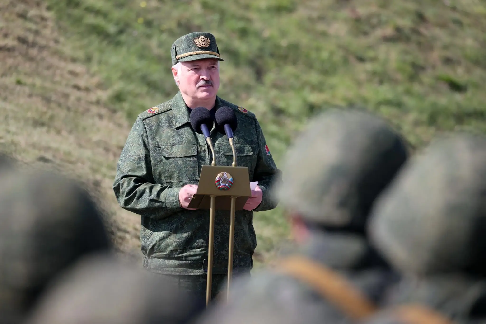Bieloruský prezident Alexandr Lukašenko hovorí k vojakom počas vojenského cvičenia neďaleko Brestu.