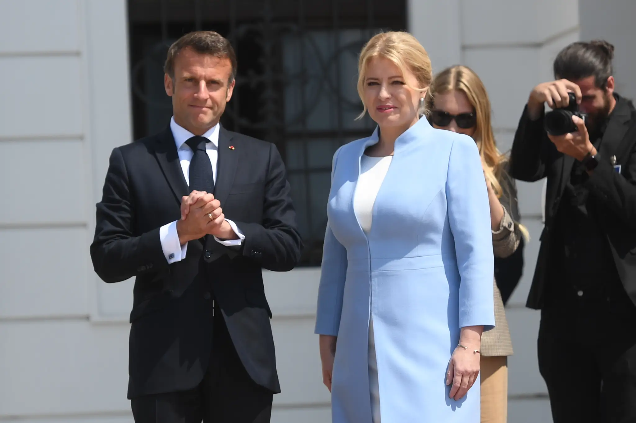 Na snímke prezidentka Zuzana Čaputová a francúzsky prezident Emannuel Macron pózujú počas uvítacej ceremónie. 