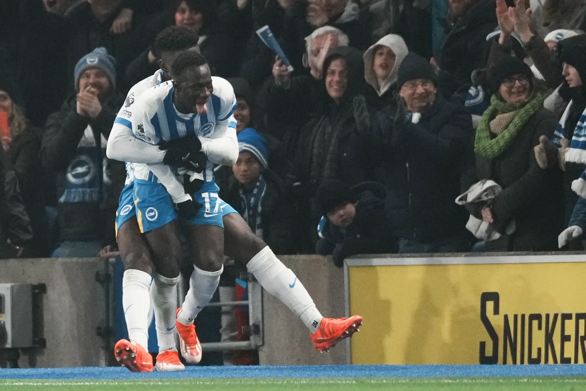  Futbalista Brightonu Yankuba Minteh sa teší z gólu